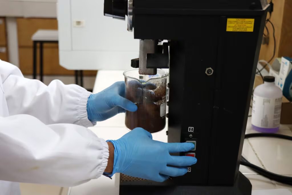 Especialistas de la UES aplican análisis de marcadores químicos en laboratorio para certificar el proceso de beneficiado del café y resaltar la calidad del grano salvadoreño a nivel internacional (Cortesía: El Universitario)