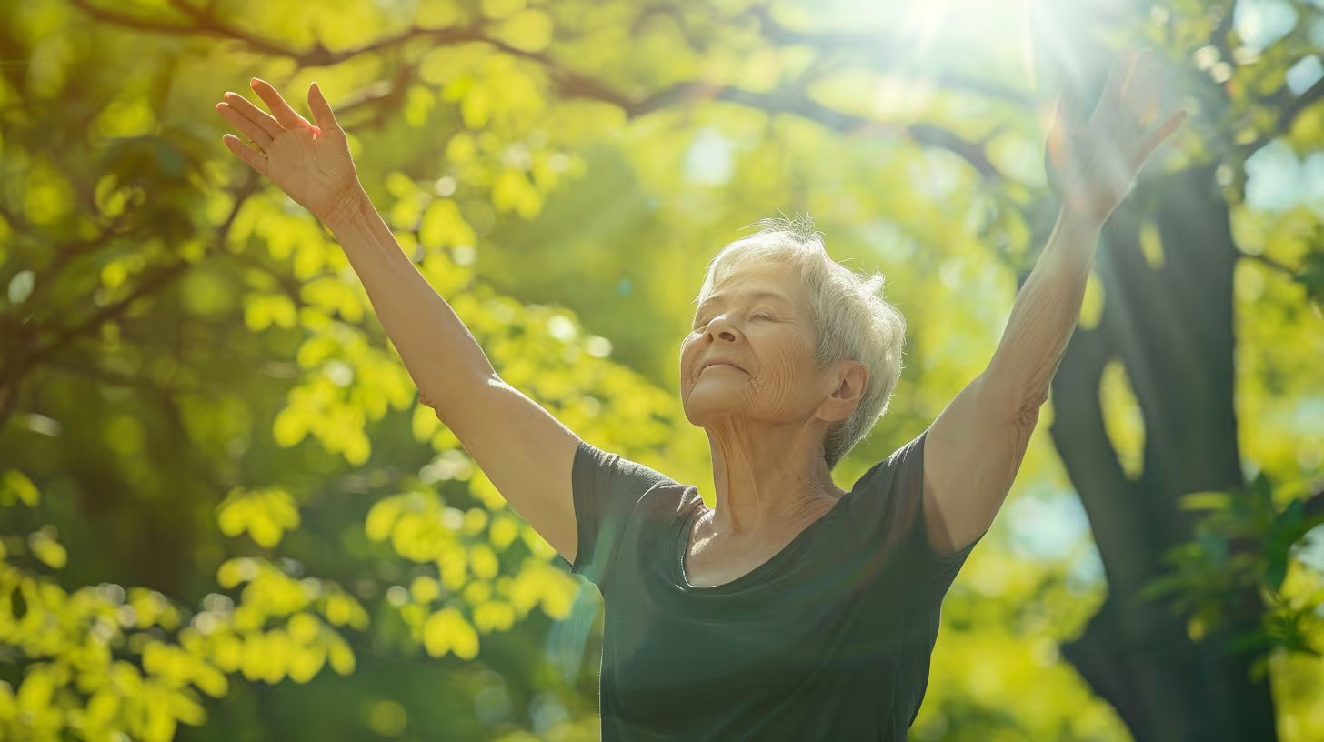 La práctica de meditación mindfulness, aplicada por teléfono, demostró reducir la soledad y mejorar el bienestar en adultos mayores (Imagen Ilustrativa Infobae)