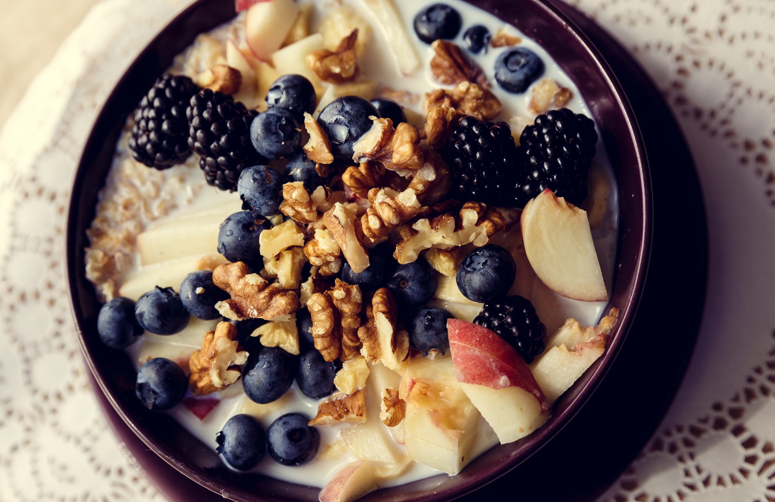Esta receta de porridge destaca por el equilibrio entre quinoa, bebida vegetal de almendras y una variedad de toppings naturales. - (AdobeStock)