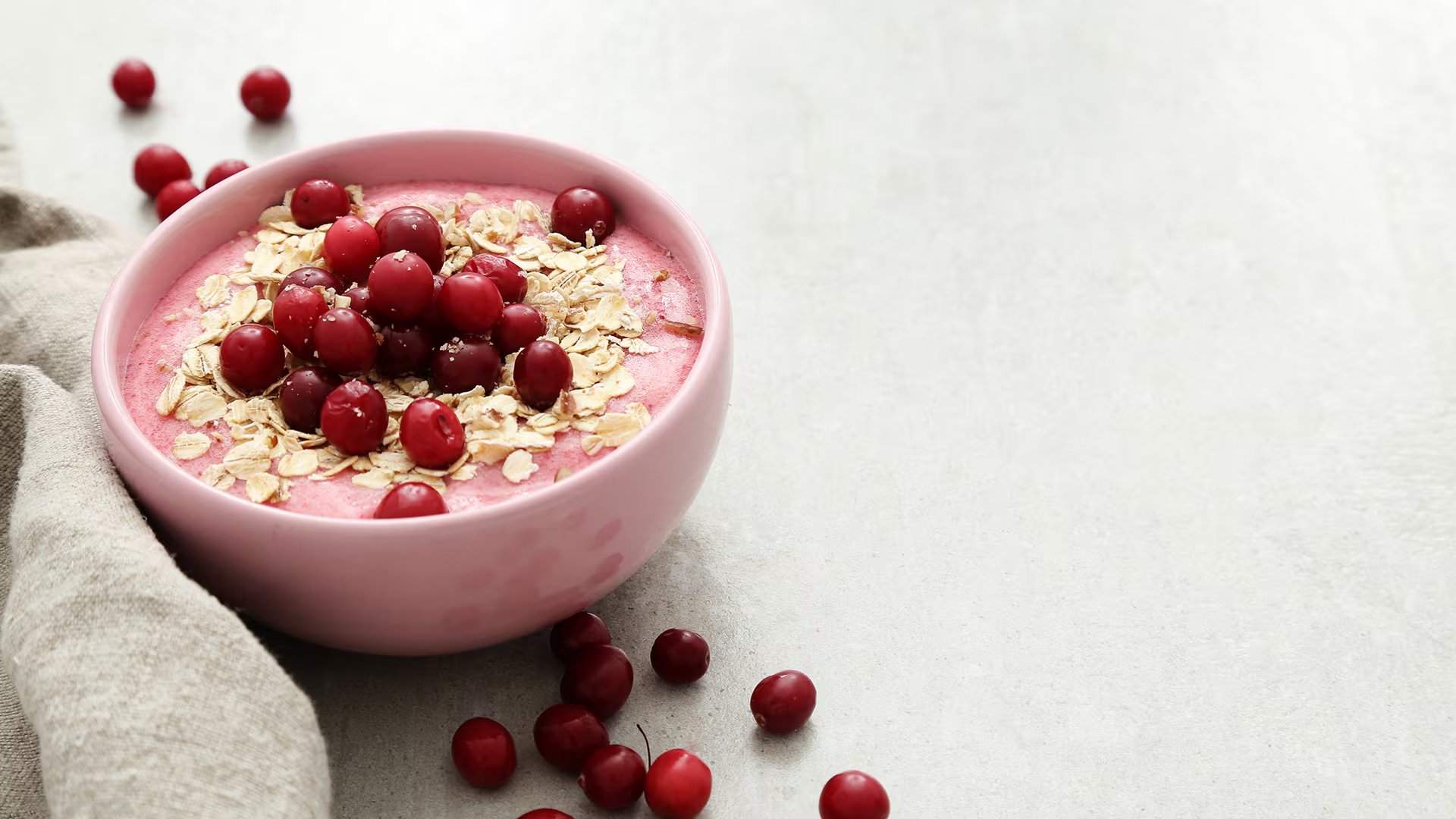 Los principales ingredientes del porridge incluyen quinoa, bebida vegetal, frutos rojos, nuez pecana, chía, miel y menta fresca. - (Freepik)