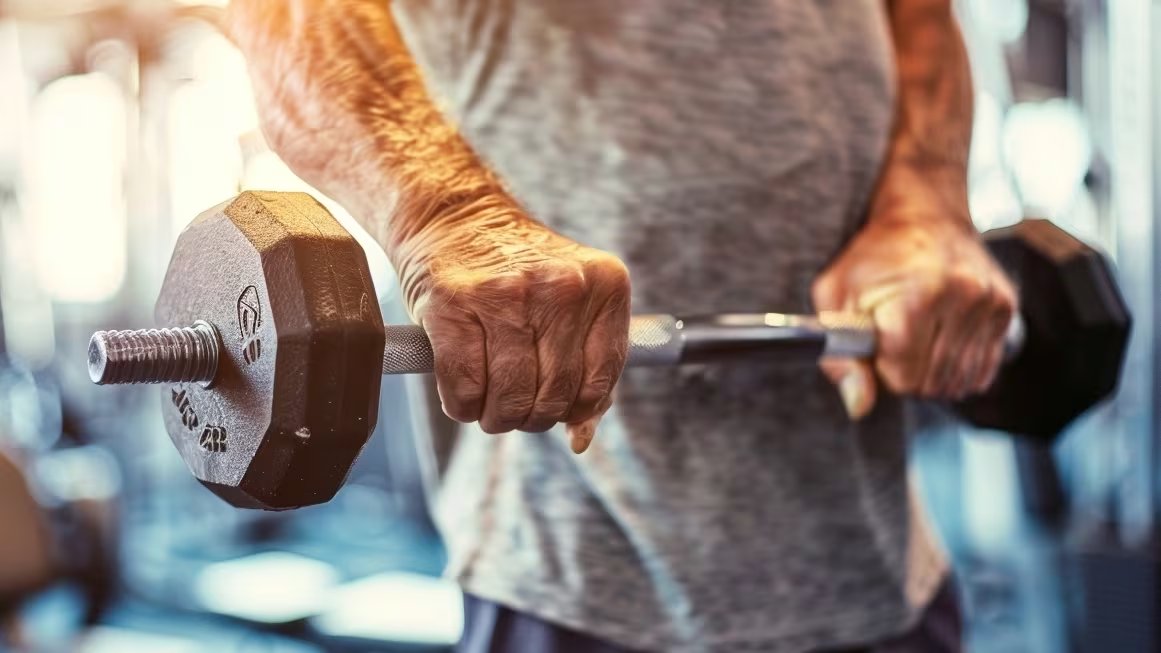 La fuerza de agarre, medible con mancuernas, se utiliza como indicador clave de autonomía y longevidad en la tercera edad (Imagen ilustrativa Infobae)