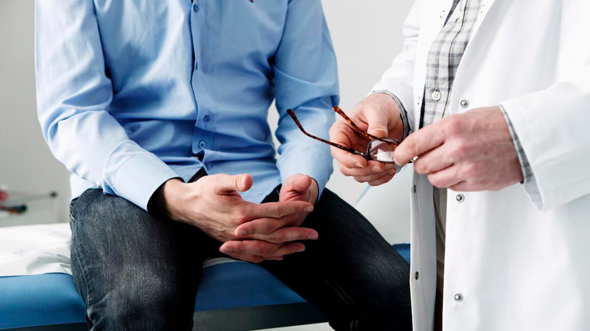 Un hombre en una consulta médica (Shutterstock)