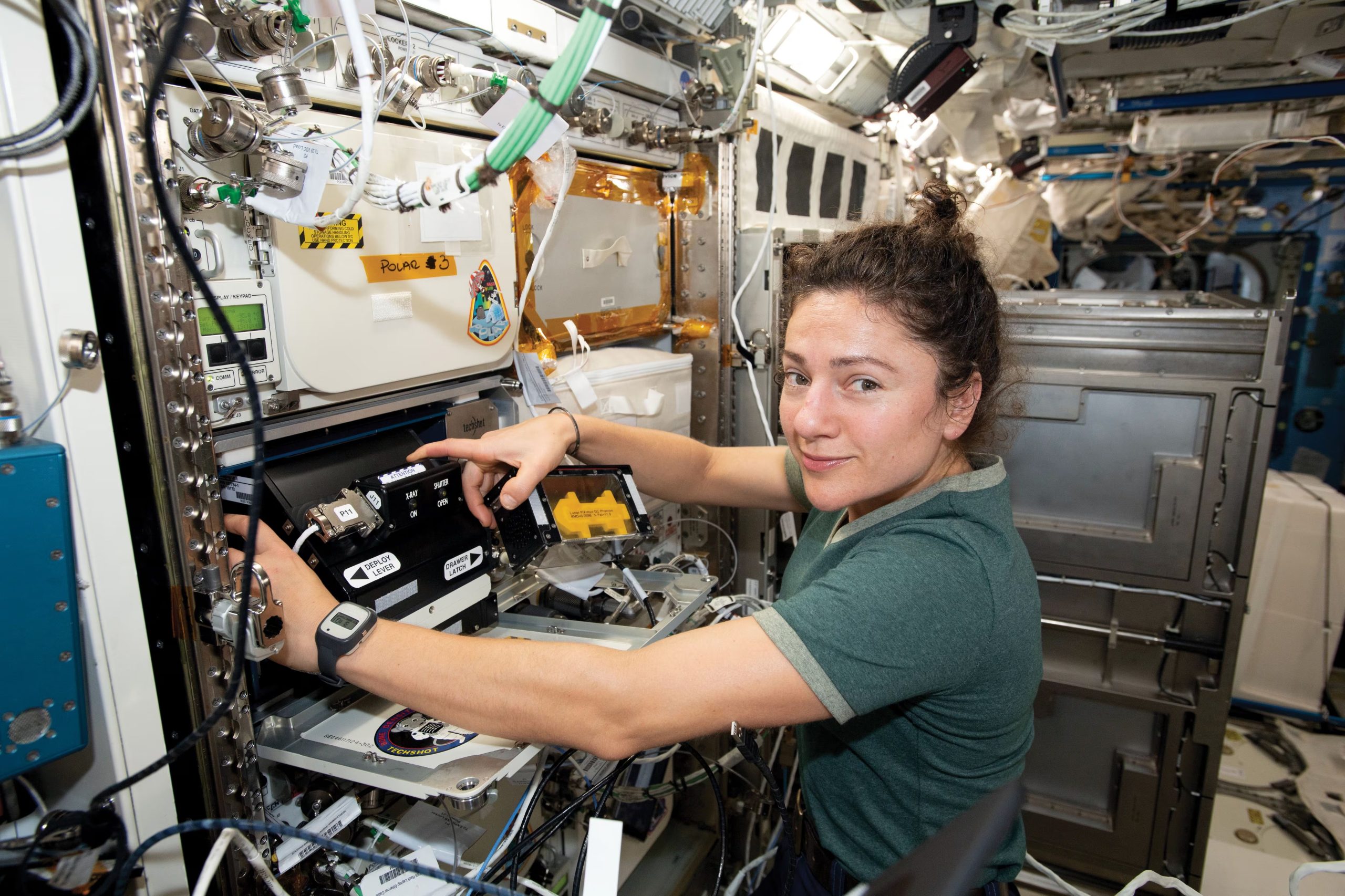 La astronauta de la NASA Jessica Meir instala el densitómetro óseo que permite obtener imágenes de los huesos de roedores para Mighty Mice in Space. La investigación estudia dos proteínas que pueden prevenir la pérdida de masa muscular y ósea en el espacio.Créditos: NASA
