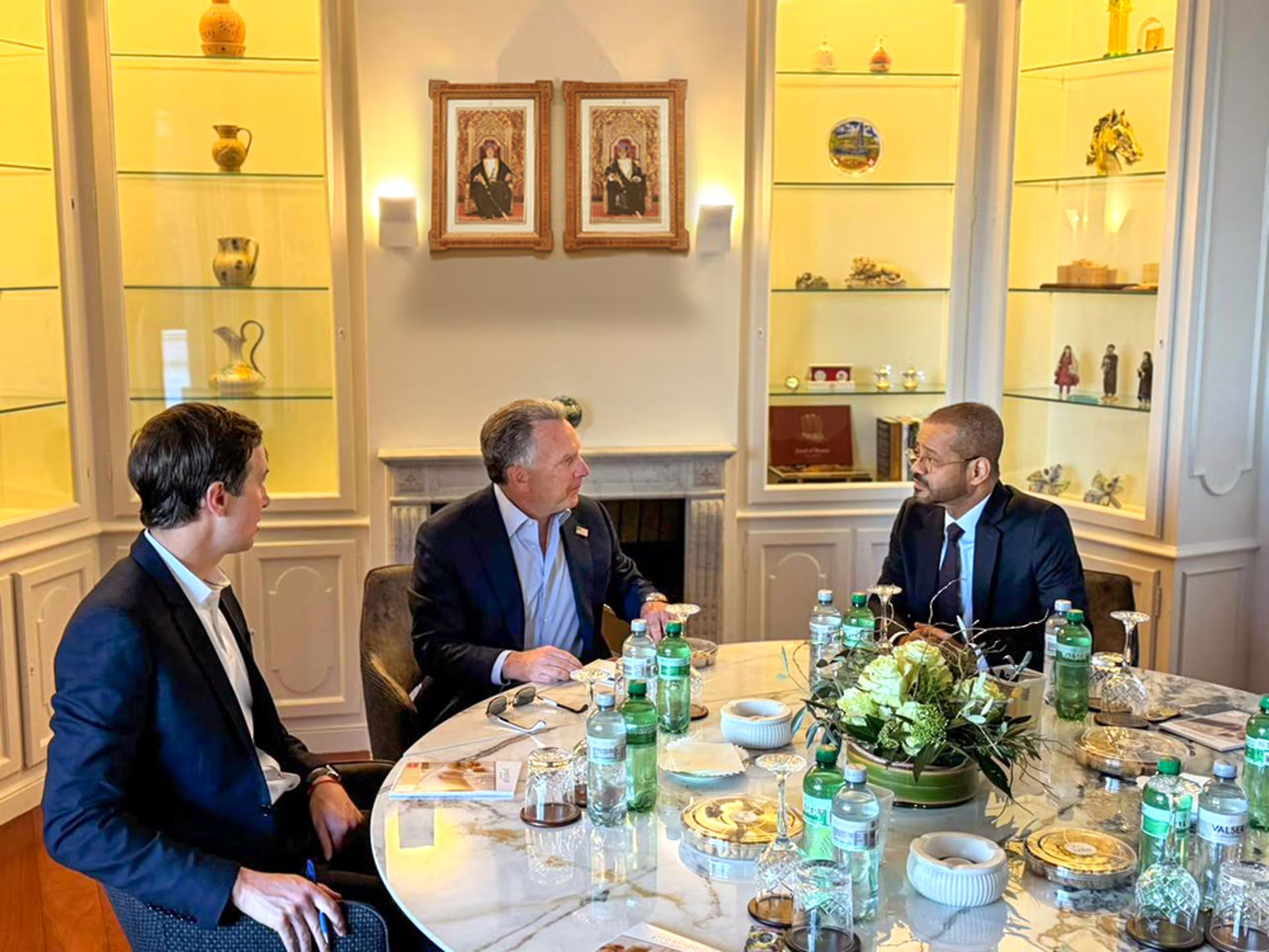 Steve Witkoff, Jared Kushner y Sayid al Busaidi, ministro de Relaciones Exteriores de Oman, antes del último diálogo que mantuvieron los enviados de Estados Unidos con el canciller iraní Abbas Araghchi, (Ginebra, Suiza)