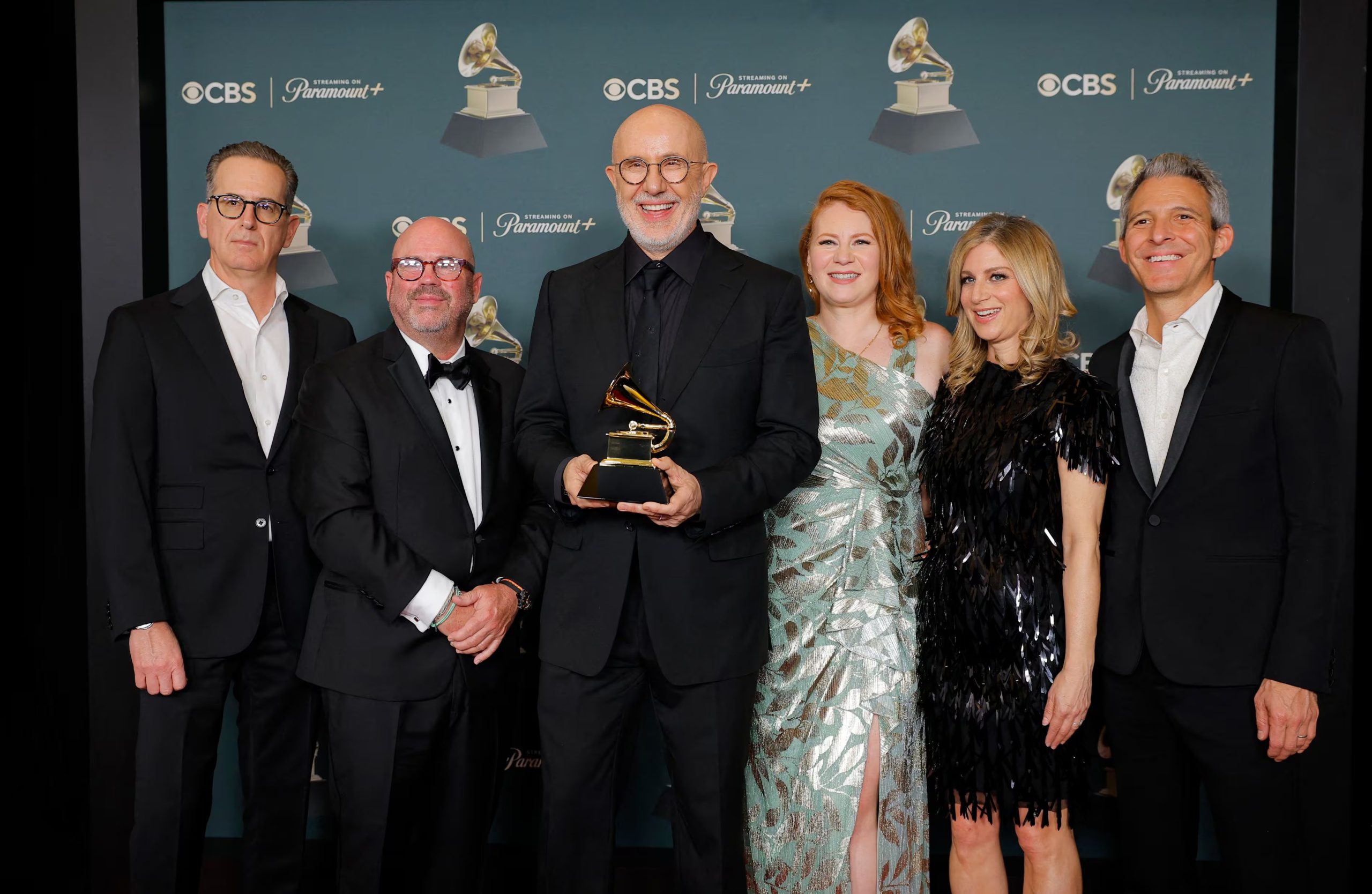 Darryl Frank, Laurent Bouzereau y Meredith Kaulfers posan con el premio a la Mejor Película Musical por 