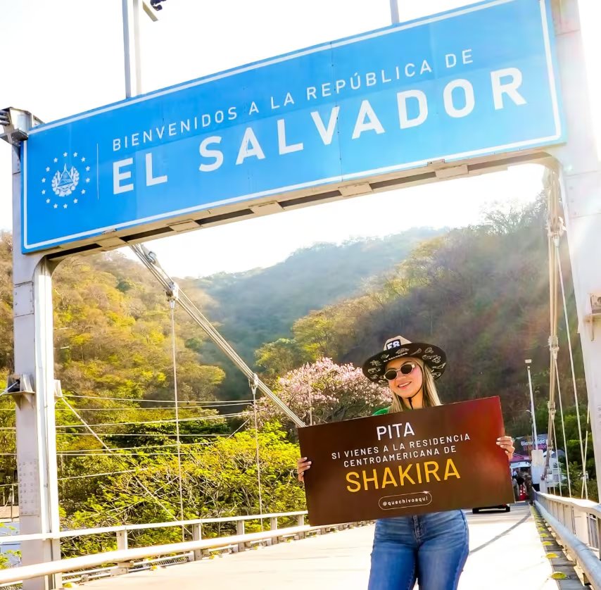 Varios turistas cruzan la frontera de El Salvador con motivo de la residencia centroamericana de Shakira, evento que impulsa la llegada de miles de turistas al país (Foto cortesía de Que chivo aquí).