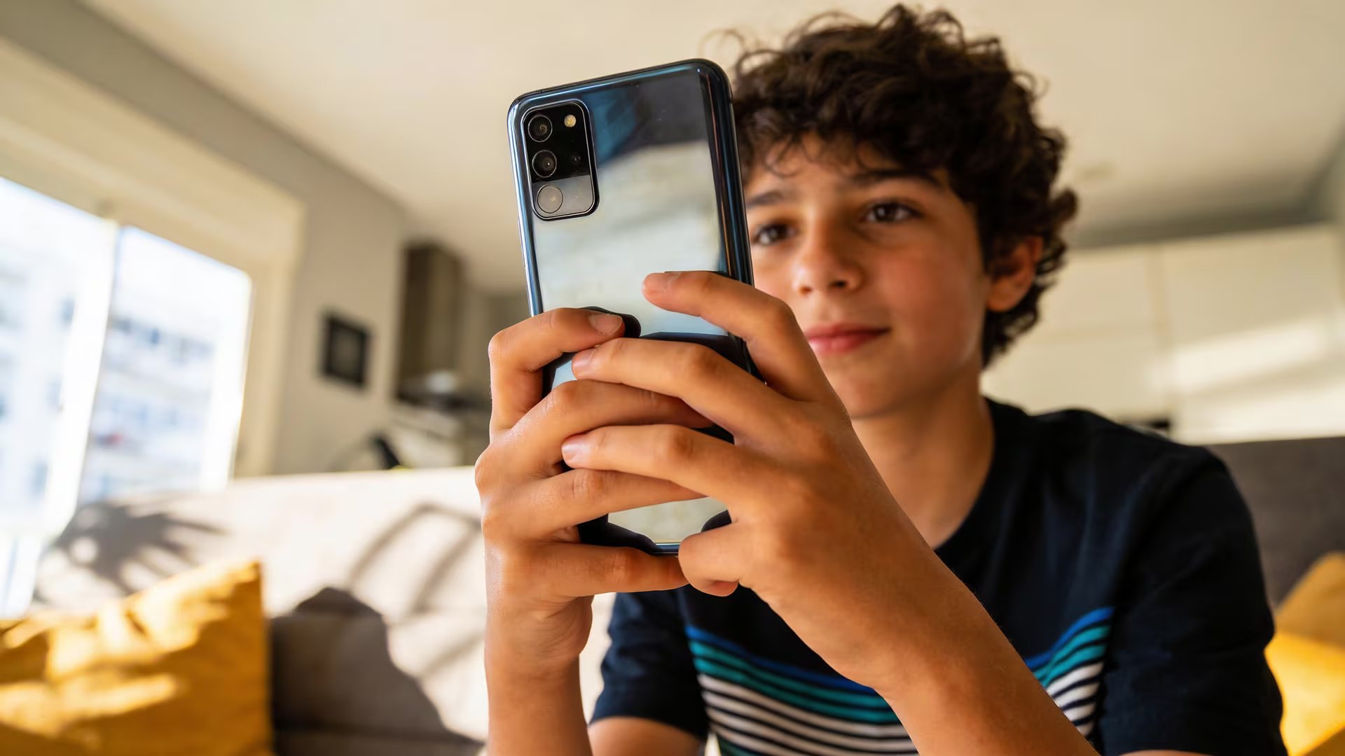 América Latina lidera la demanda de control parental y Google adapta YouTube para proteger a los menores (Imagen Ilustrativa Infobae)