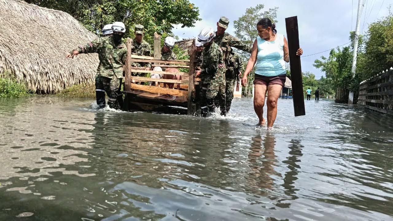 La combinación de fenómenos climáticos inusuales y decisiones de urbanización han intensificado los efectos de las inundaciones, generando cuestionamientos sobre el papel de las políticas de control y su impacto en las comunidades afectadas - crédito redes sociales / X
