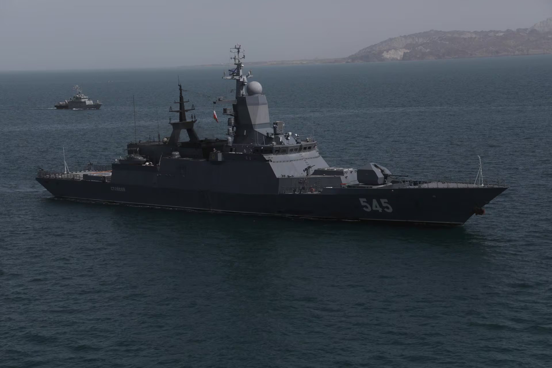 Las maniobras iraníes incluyeron disparos reales y lanzamientos de misiles antibuque en el estratégico estrecho de Ormuz, clave para el comercio petrolero global (Ejército iraní/WANA/REUTERS)