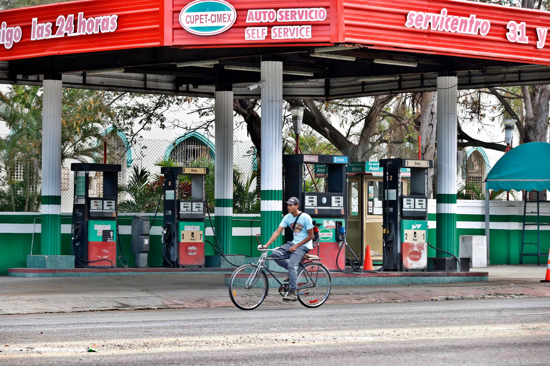 Una persona se moviliza en bicicleta frente a una estación de gasolina vacía este 19 de febrero de 2026, en La Habana (Cuba) (EFE/ Ernesto Mastrascusa)