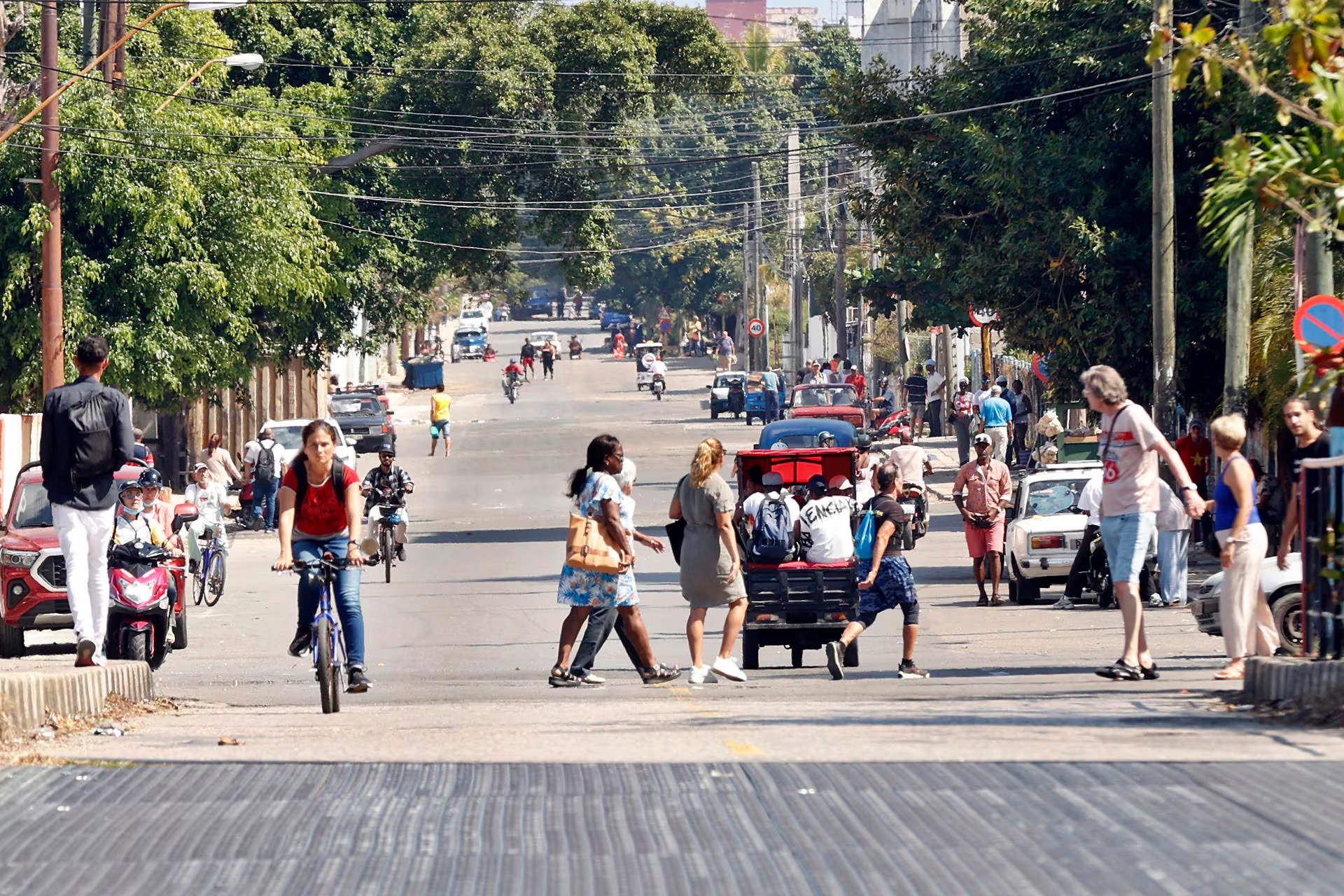 Personas caminan por una calle sin tráfico este 19 de febrero de 2026, en La Habana (EFE/ Ernesto Mastrascusa)