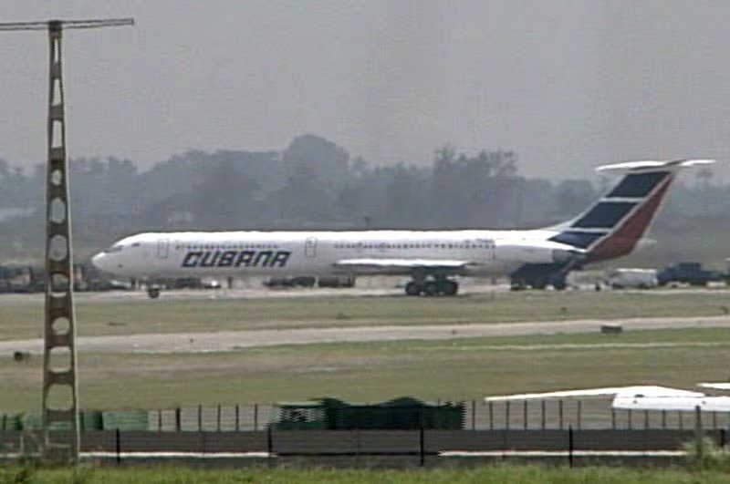 Las autoridades aeronáuticas cubanas enviaron el domingo un comunicado a compañías y personal del sector en el que informaron que no habrá “combustible disponible” para las aeronaves en nueve aeropuertos del país (REUTERS)