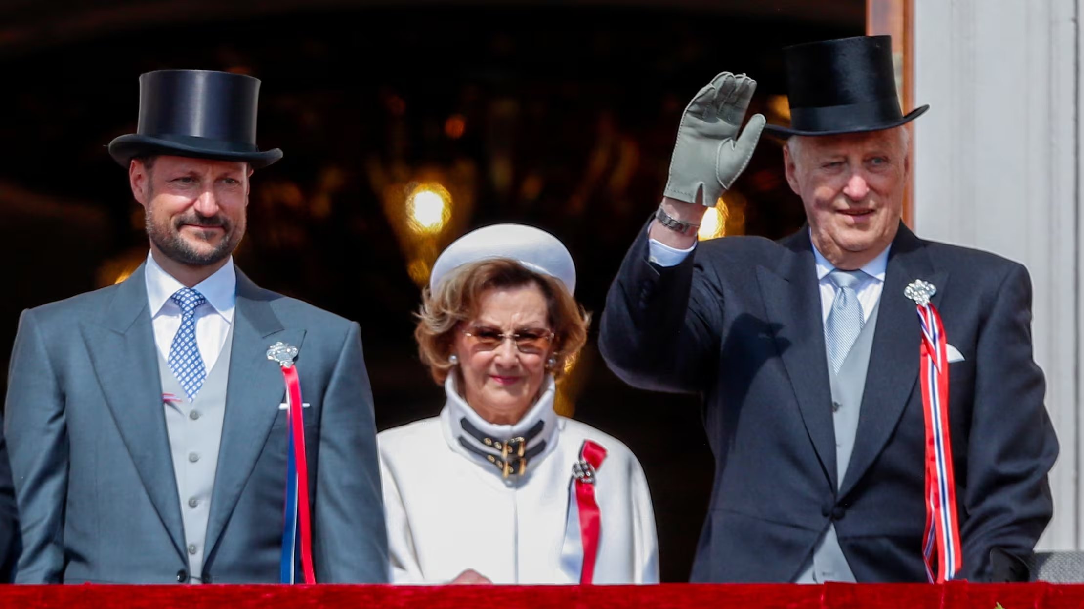 Los reyes de Noruega, Sonja y Harald, junto a su hijo y heredero, el príncipe Haakon. (NTB/Frederik Ringnes/Reuters)