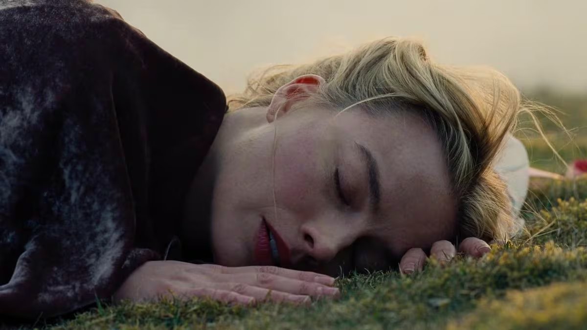 Margot Robbie en 'Cumbres borrascosas', de Emmerald Fennell (Warner Bros.)