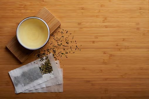 El kukicha, también llamado bōcha, es un té originario de Japón que se elabora a partir de tallos y ramitas tostadas de la planta del té verde.
