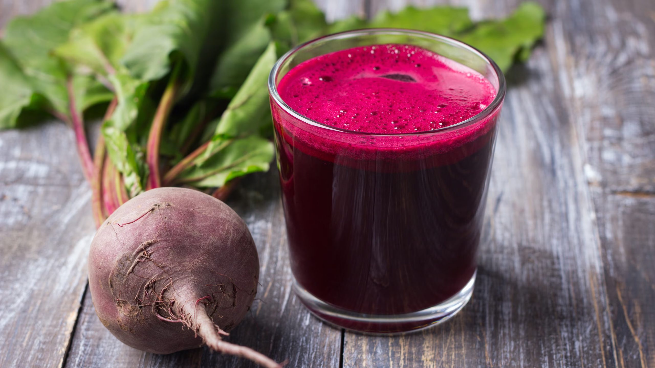 El jugo de remolacha cruda eleva los niveles de óxido nítrico en sangre, mejora la vasodilatación y ayuda a reducir la presión arterial de forma natural - (AdobeStock)