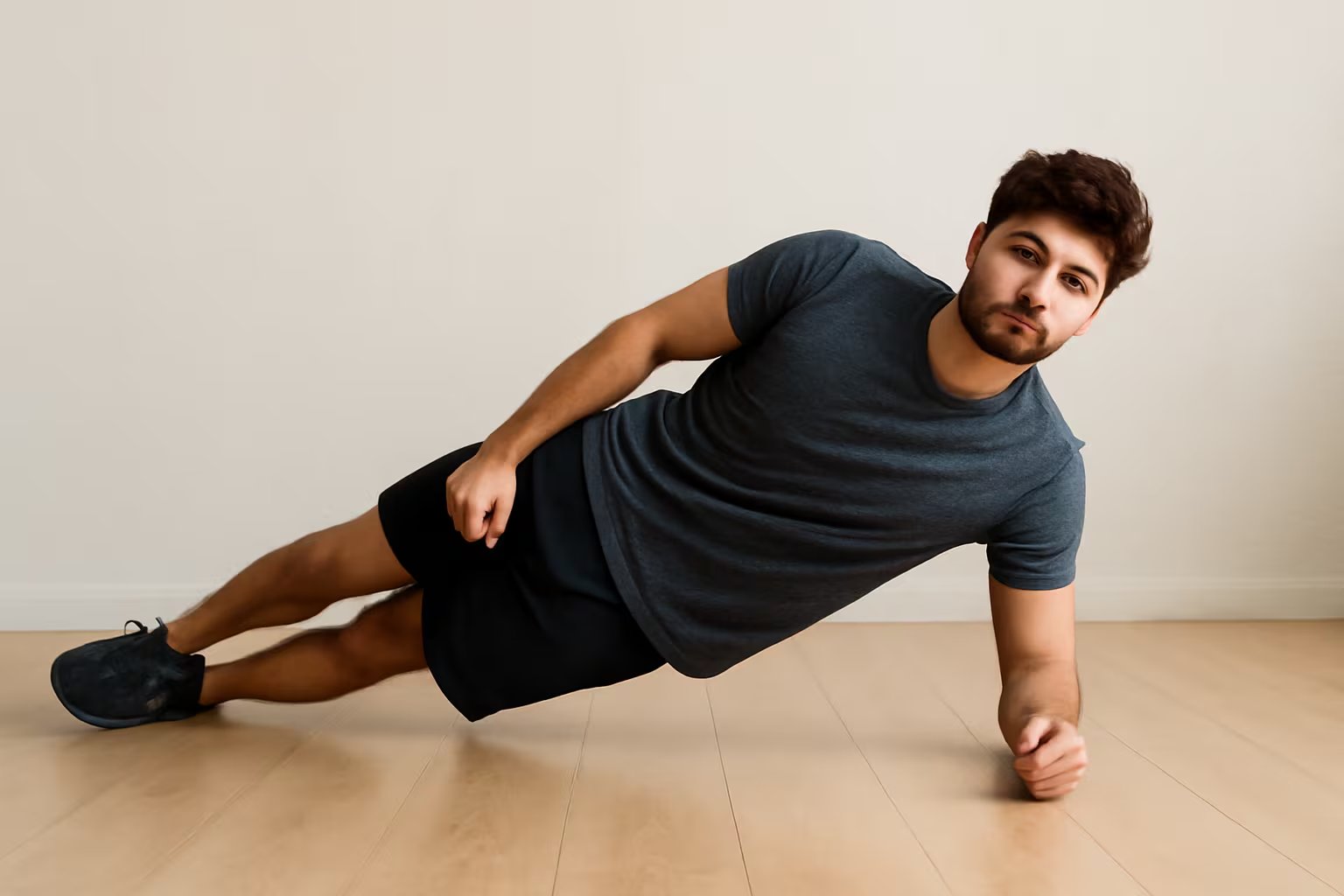 La plancha lateral fortalece los músculos oblicuos y es clave para un circuito de entrenamiento efectivo