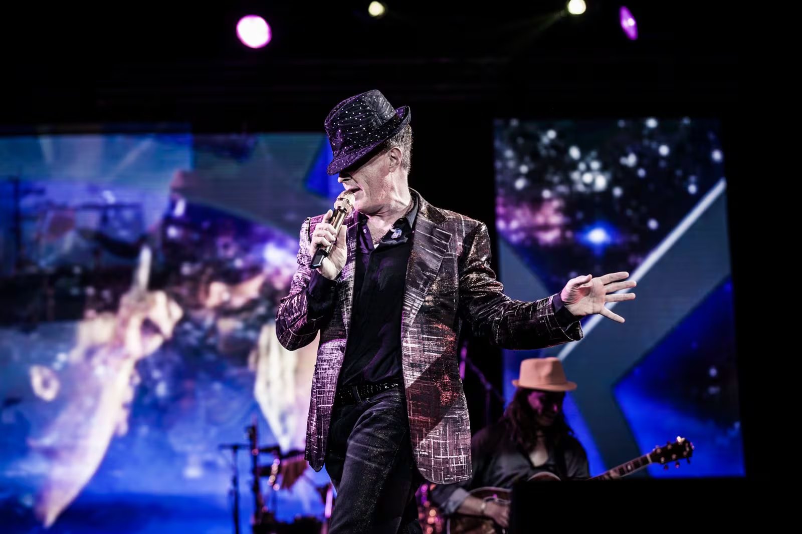 Emmanuel, de 70 años, espera reincorporarse pronto a la gira conjunta con Mijares tras recuperarse del episodio de vértigo