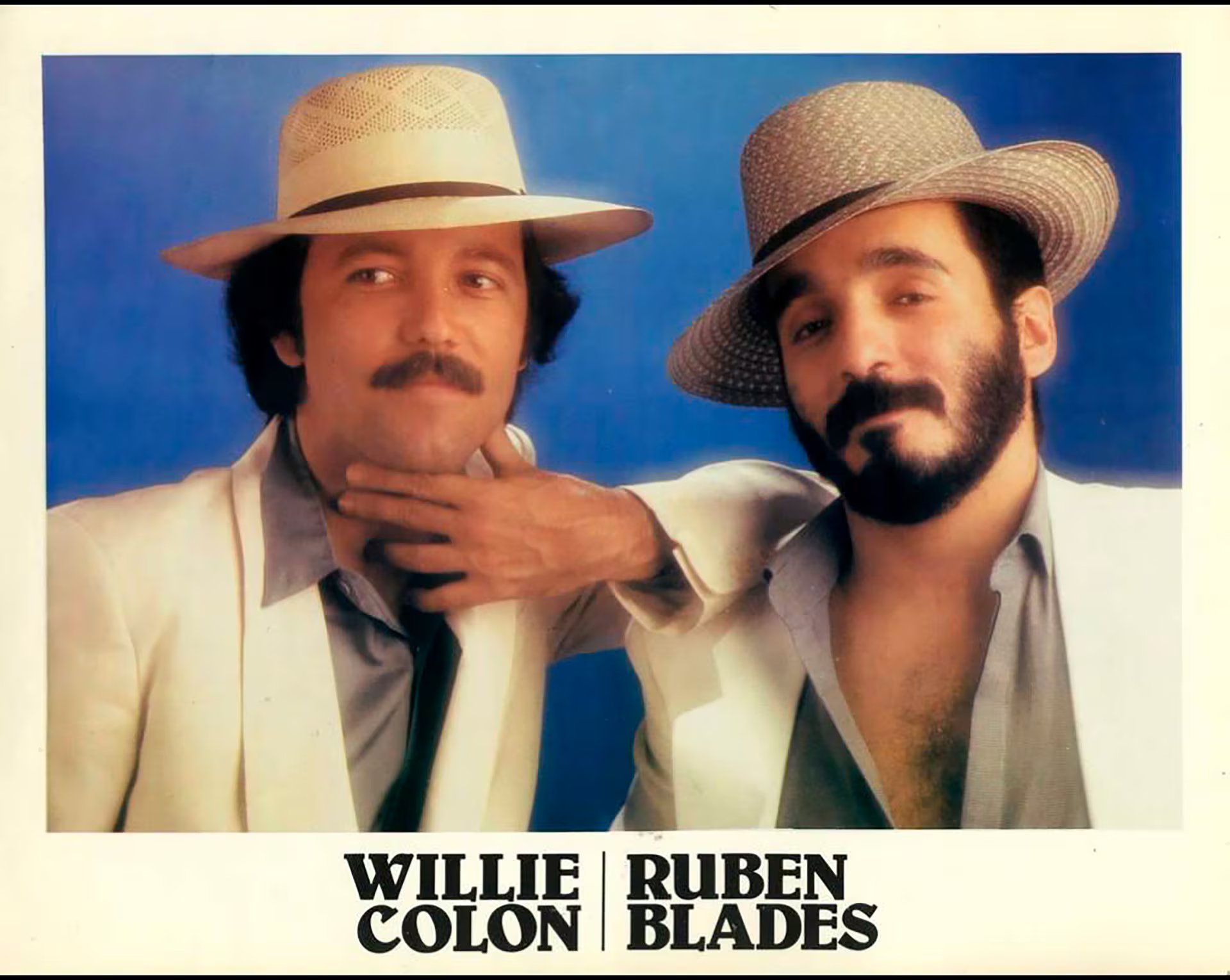 La inteligencia artificial selecciona los clásicos imprescindibles de Willie Colón, resaltando colaboraciones históricas con Rubén Blades como “Pedro Navaja” y “Plástico”, piezas que revolucionaron la salsa al unir narrativas sociales y musicalidad