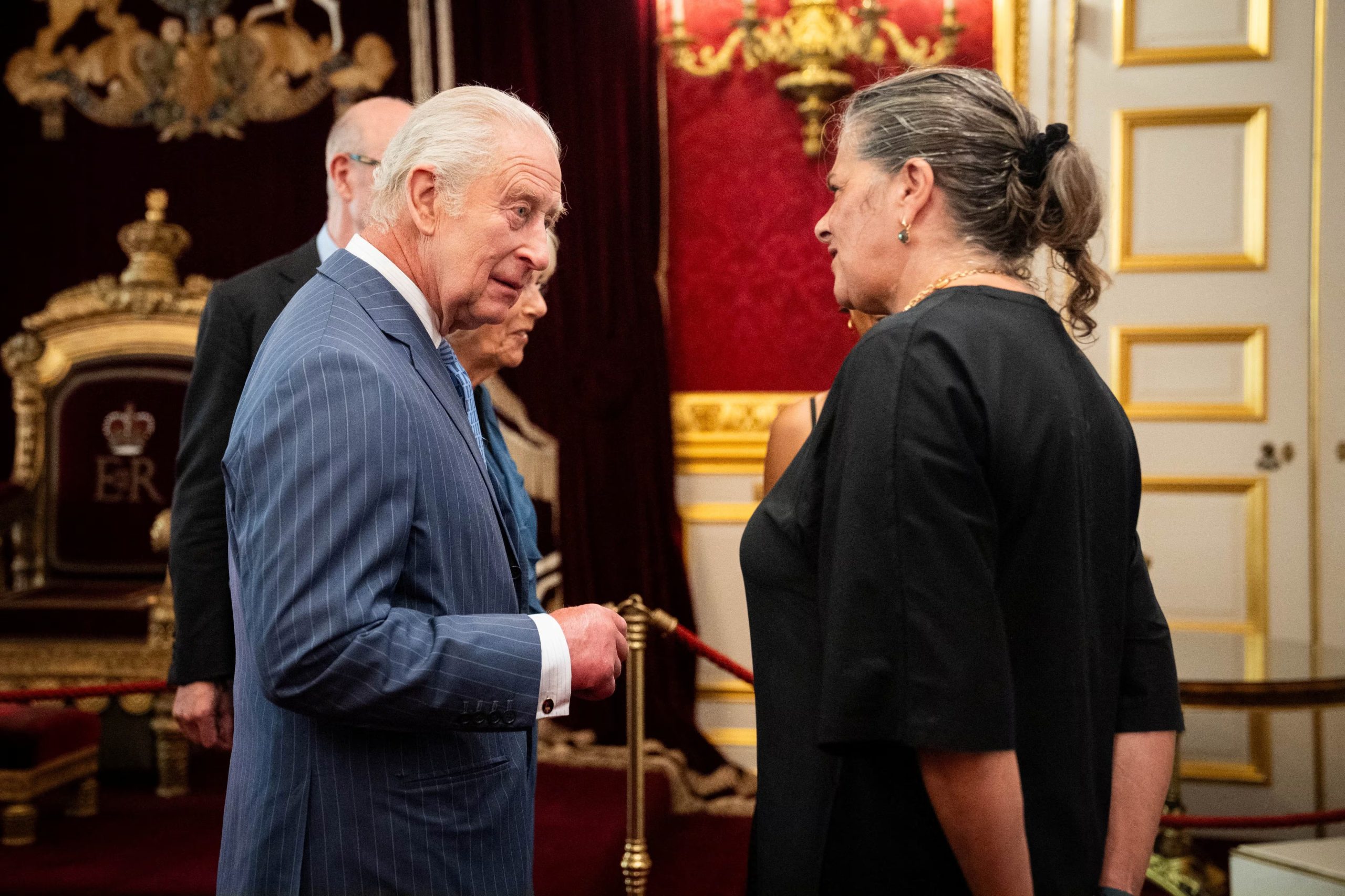 Tracey Emin, con el rey Carlos, en 2025. (James Manning/Pool via REUTERS)