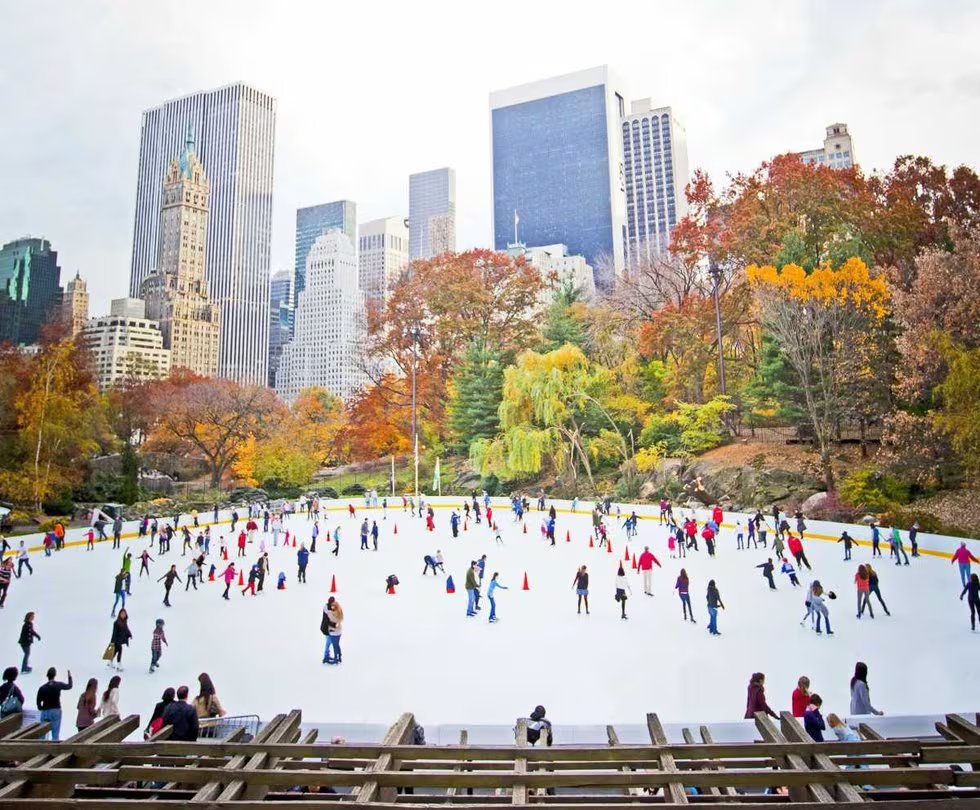La pista Wollman Rink recibe a residentes y visitantes rodeada del follaje invernal de Central Park y con vistas emblemáticas de los rascacielos del Upper East Side.