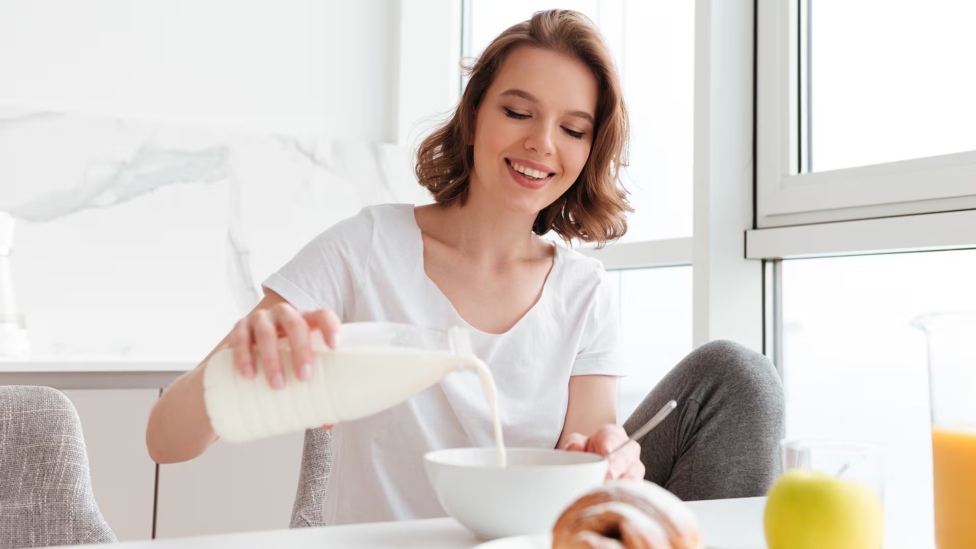 Consumir proteína en cada comida, repartida a lo largo del día, favorece la absorción y el aprovechamiento de este nutriente (Freepik)