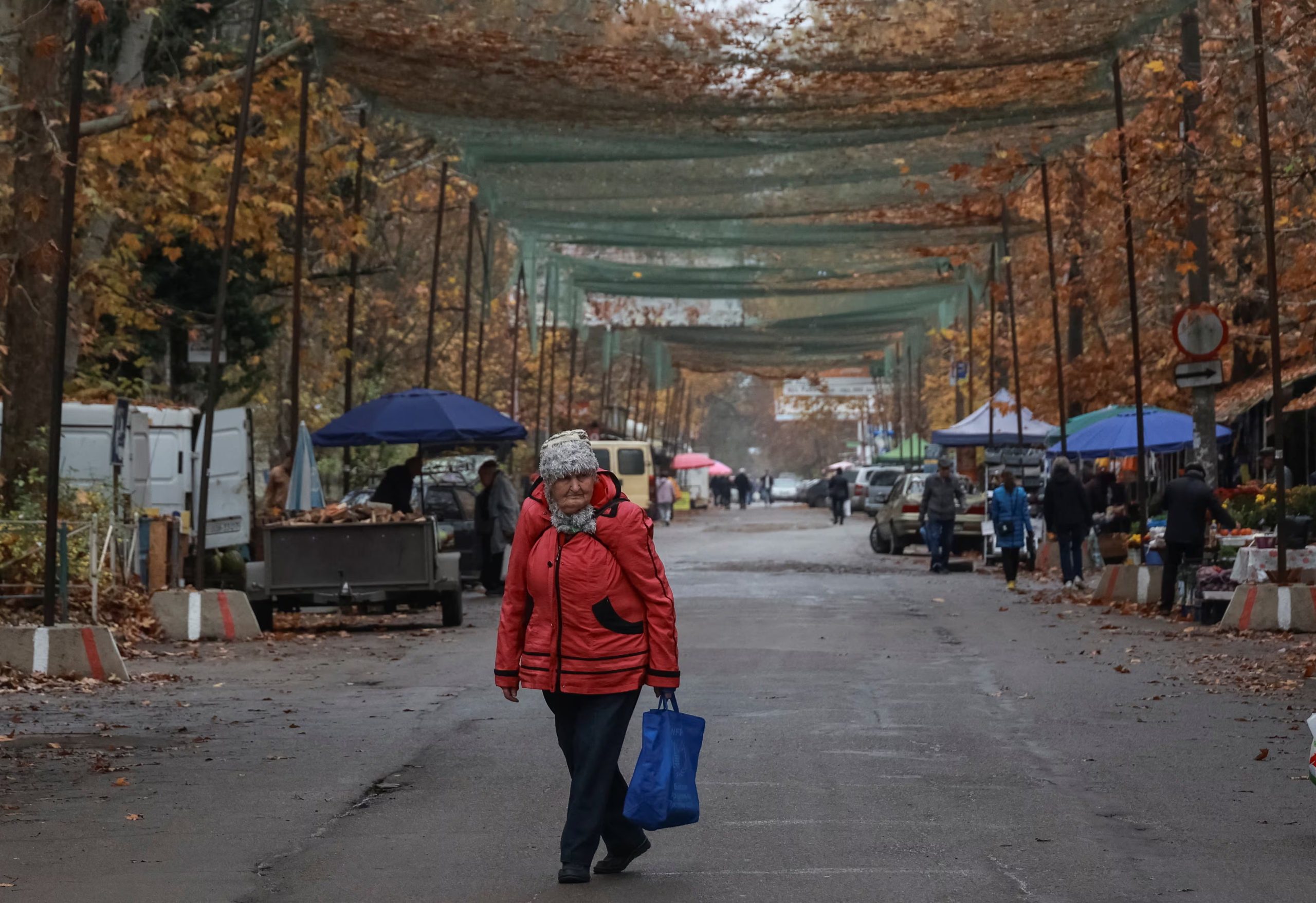 Un residente recorre un mercado callejero cubierto con redes antidrones en Kherson. La ciudad intercepta hoy el 95% de los drones entrantes con un sistema de redes, guerra electrónica y equipos civiles (REUTERS/Nina Liashonok)