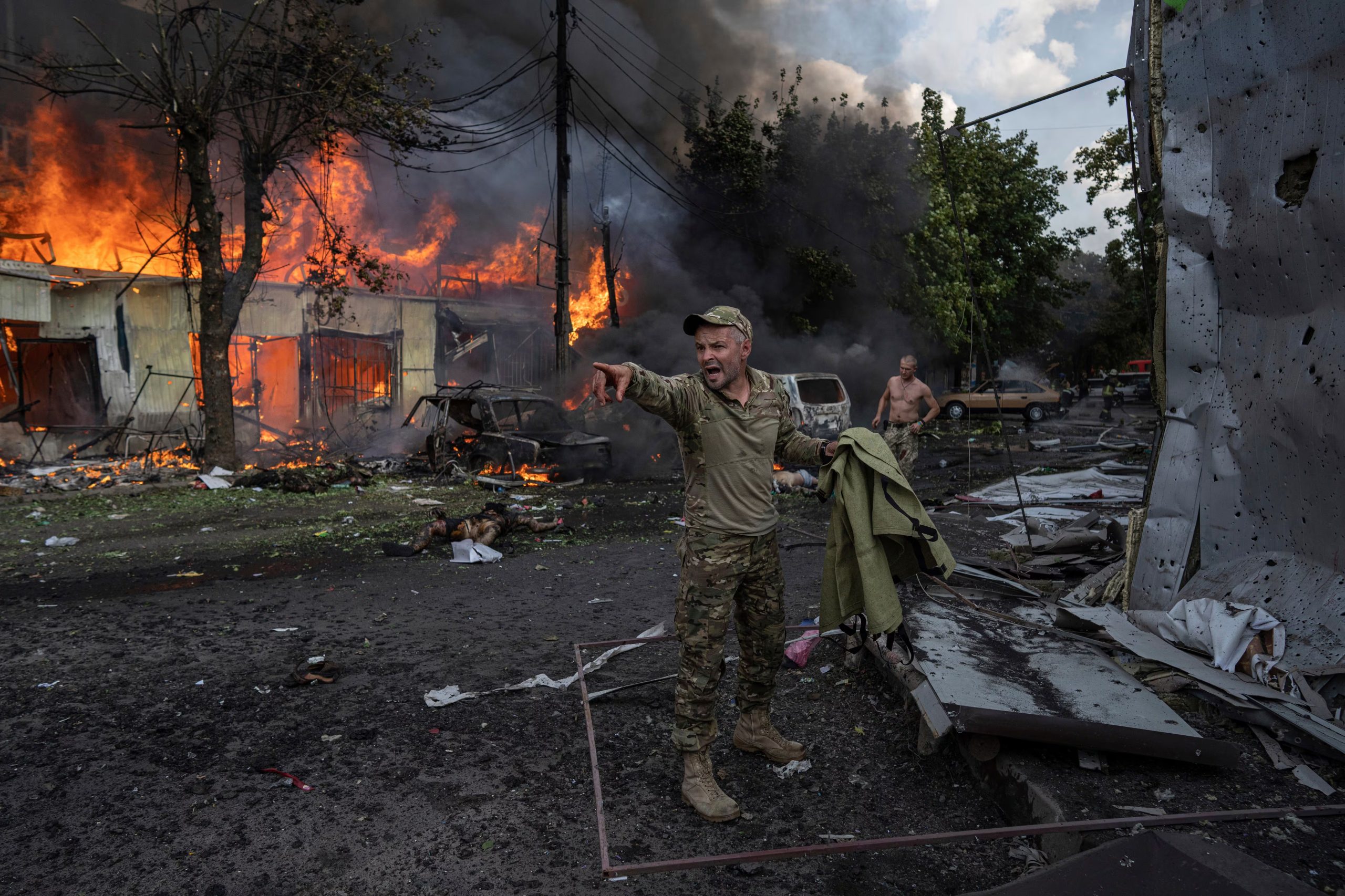 Un militar ucraniano llama a gritos a los paramédicos frente a los cuerpos de personas fallecidas tras un ataque con cohetes rusos en el mercado de alimentos en el centro de la ciudad de Kostiantynivka, Ucrania, el miércoles 6 de septiembre de 2023 (AP/Evgeniy Maloletka, Archivo)