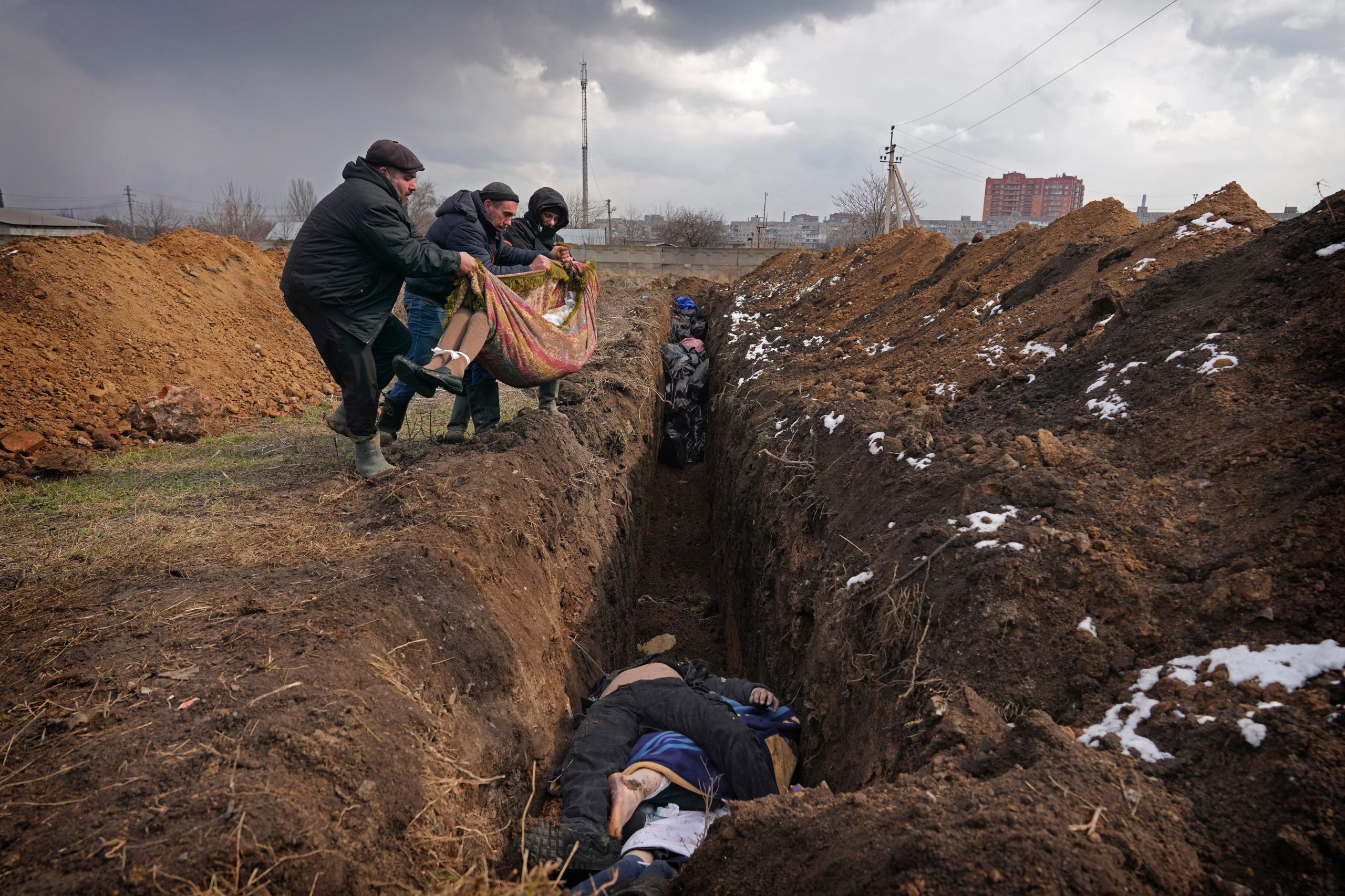 Cuerpos son depositados en una fosa común en las afueras de Mariupol, Ucrania, el miércoles 9 de marzo de 2022 (AP/Evgeniy Maloletka, Archivo)