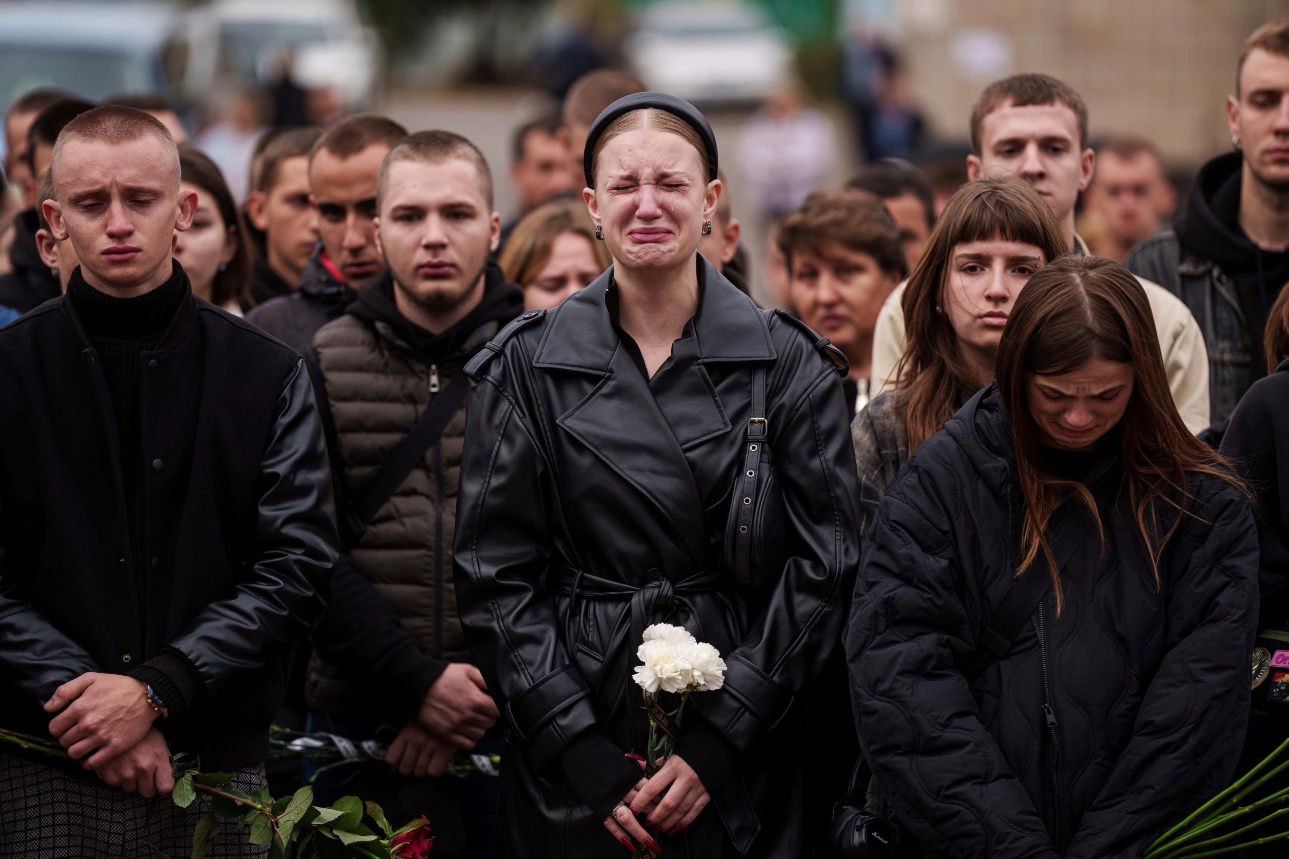 Una mujer llora durante la ceremonia fúnebre de Ihor Kusochek, un soldado ucraniano de la brigada Azov, en Bobrovytsia, región de Chernígov, Ucrania, el viernes 4 de octubre de 2024 (AP/Evgeniy Maloletka, Archivo)
