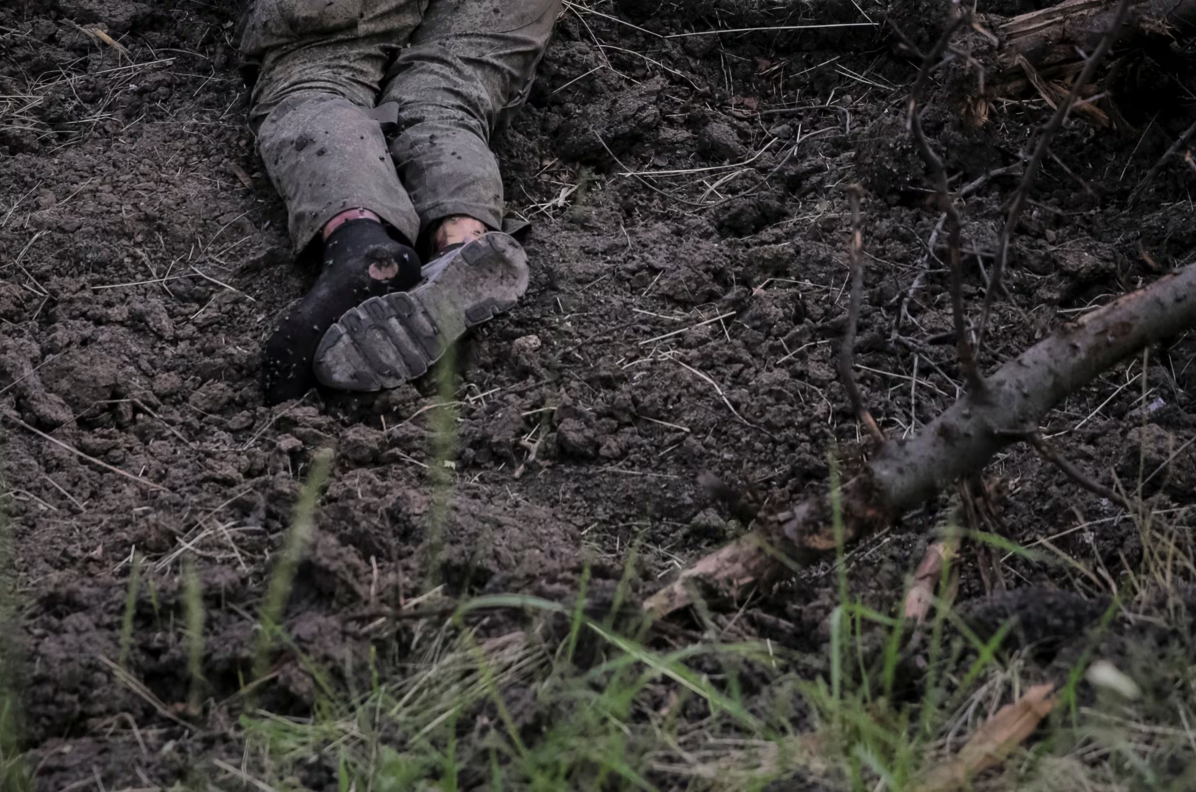 El cuerpo de un soldado ruso yace cerca del frente en Donetsk, junio de 2023. Rusia habría sufrido hasta 325.000 muertos en combate, según el CSIS (REUTERS/Oleksandr Ratushniak)