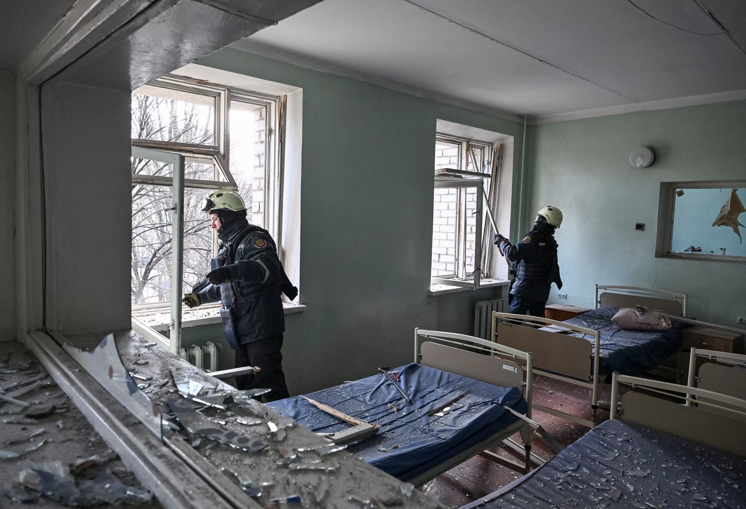 Rescatistas trabajan en una maternidad atacada por un dron ruso en Zaporizhzhia, febrero de 2026. Rusia realizó 2.347 ataques contra instalaciones de salud en cuatro años, según la OMS. (REUTERS/Stringer)