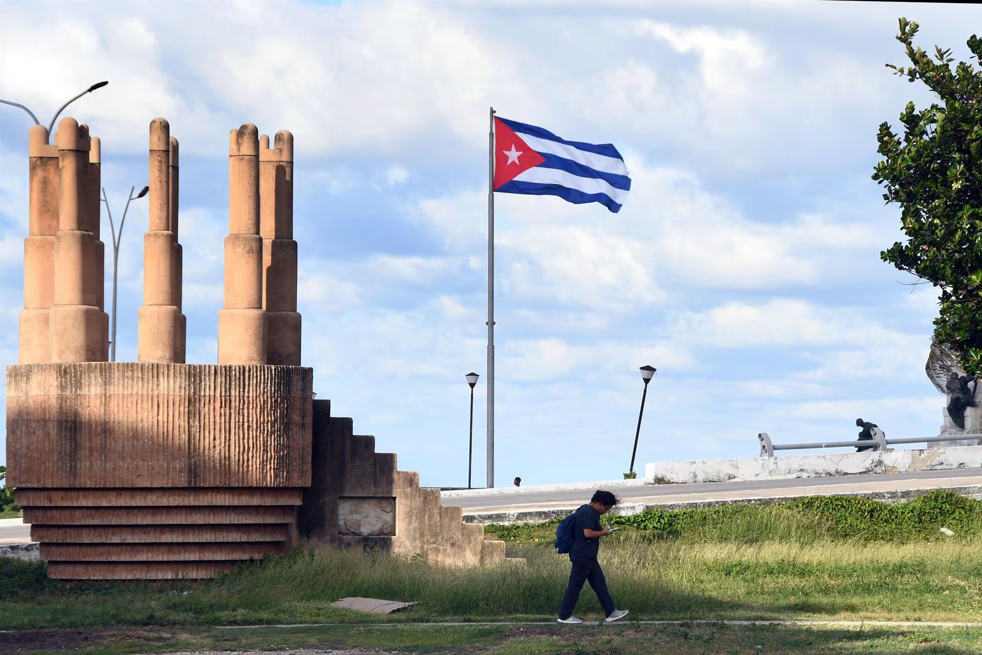 Decenas de exiliados envían alimentos, papel de baño y más insumos básicos en empresas de envíos en La Pequeña Habana de Miami (Europa Press)