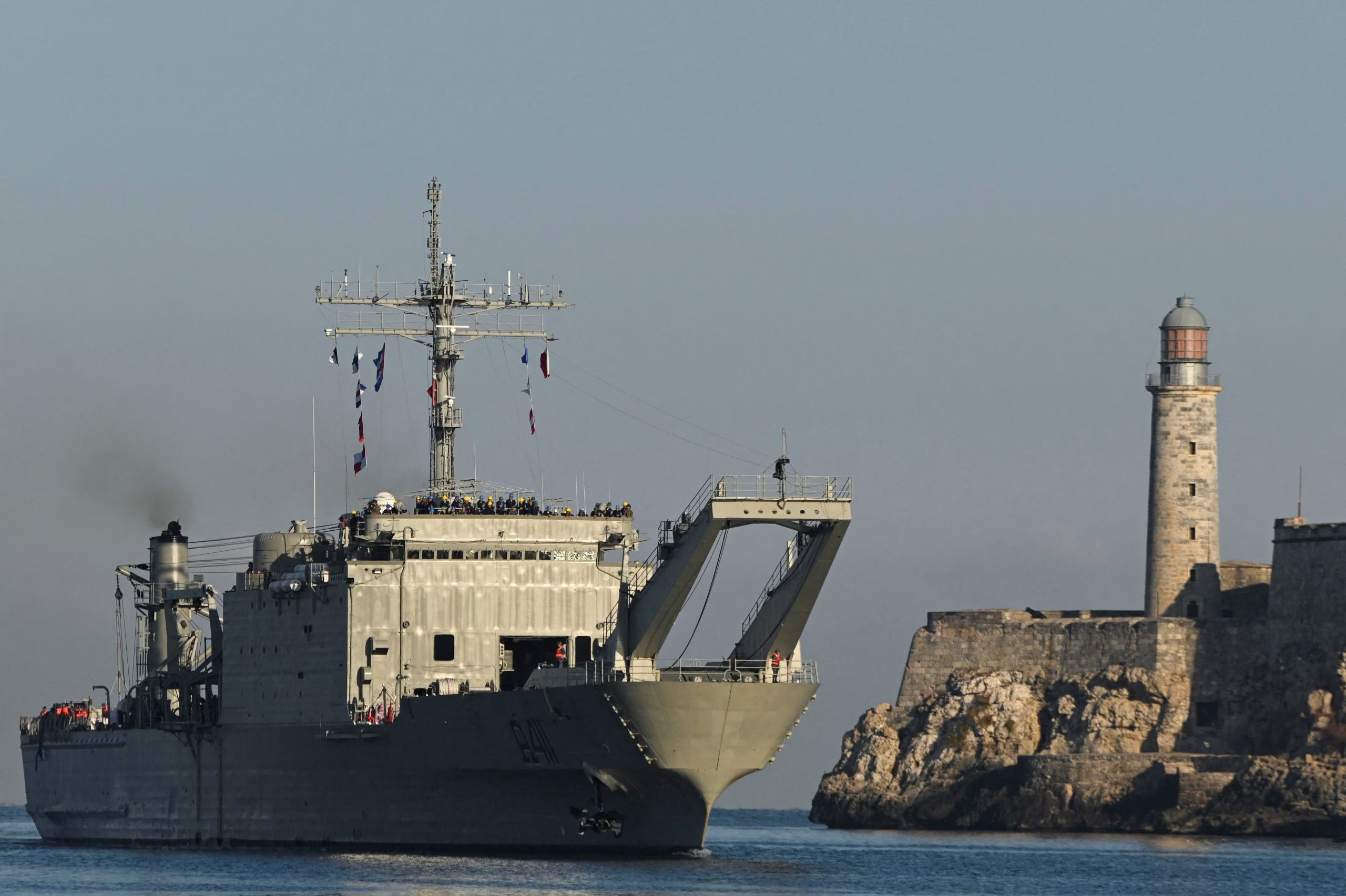 El barco de bandera mexicana Papaloapan cargado de ayuda humanitaria entra en la bahía de La Habana (REUTERS/Norlys Pérez)