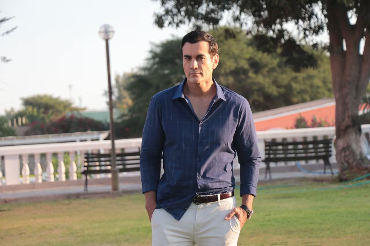 La interacción en el set mostró a David Zepeda asumiendo una postura seria para sorprender al influencer Aldo de Nigris durante la grabación. - (Instagram)