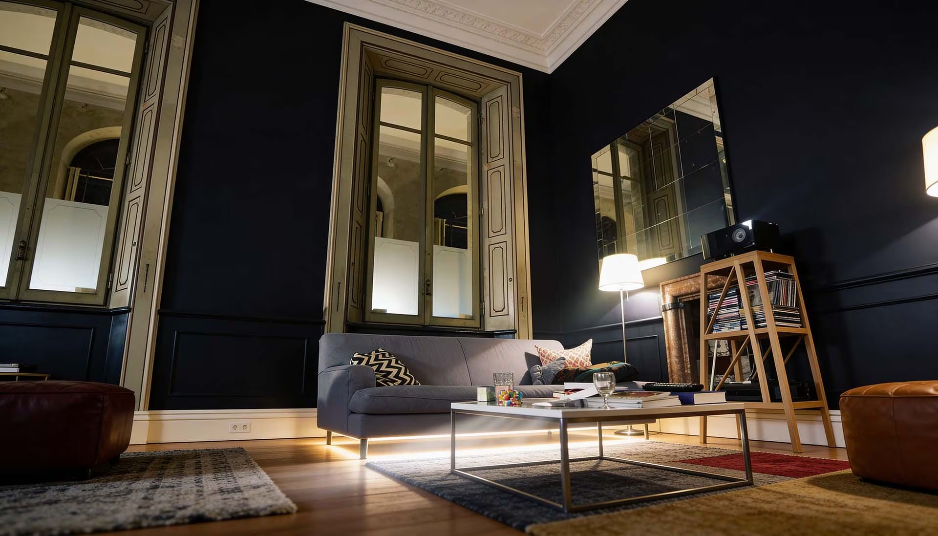 En el departamento de Timothée Chalamet los muebles son bajos. Y eso hace que el techo se sienta más alto