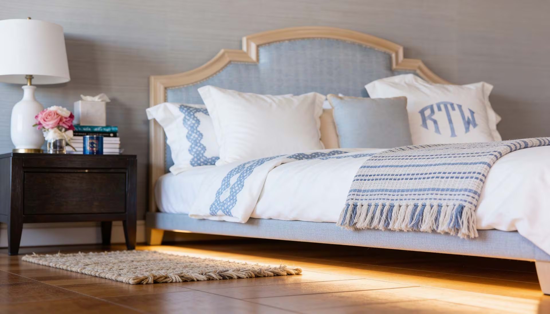 La residencia de Reese Witherspoon sitúa las texturas neutras y materiales naturales como claves para aportar calidez sin renovaciones costosas