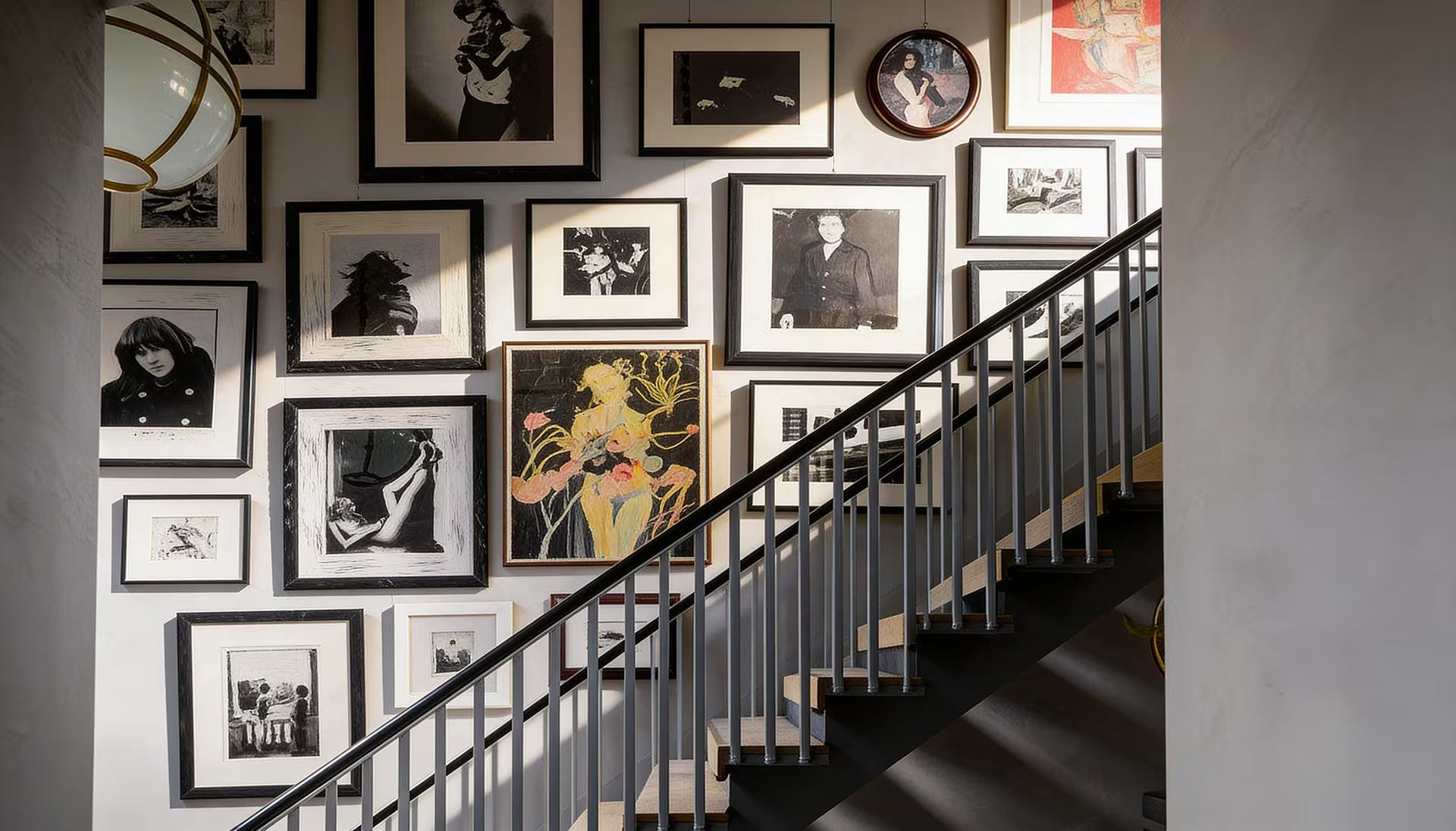 La elección de obras de arte de gran tamaño en una sola pared, aplicada por Kate Moss, redefine la gestión visual y el equilibrio decorativo