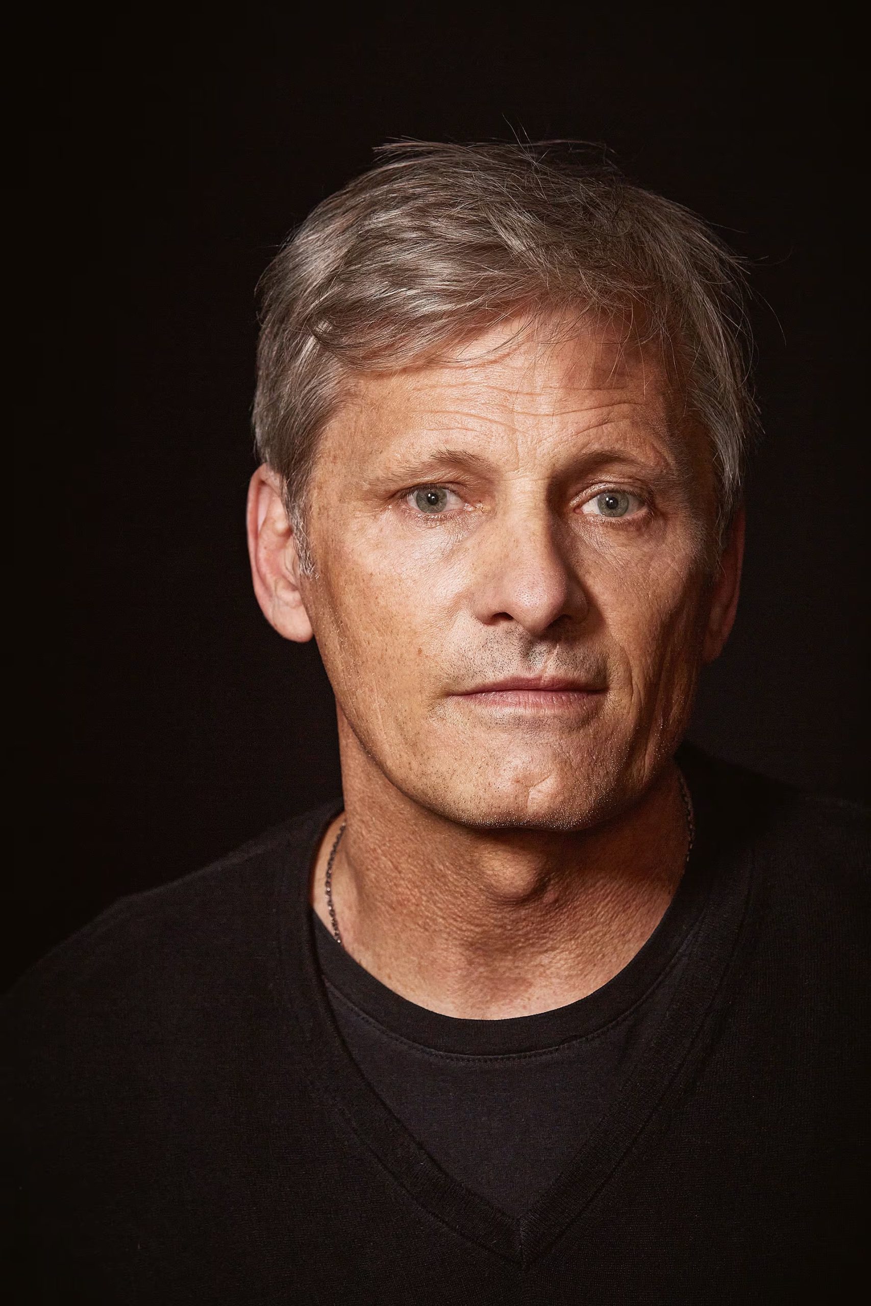 Viggo Mortensen comparte su experiencia como director, resaltando la paciencia, el aprendizaje y la importancia del liderazgo humano en el set de cine