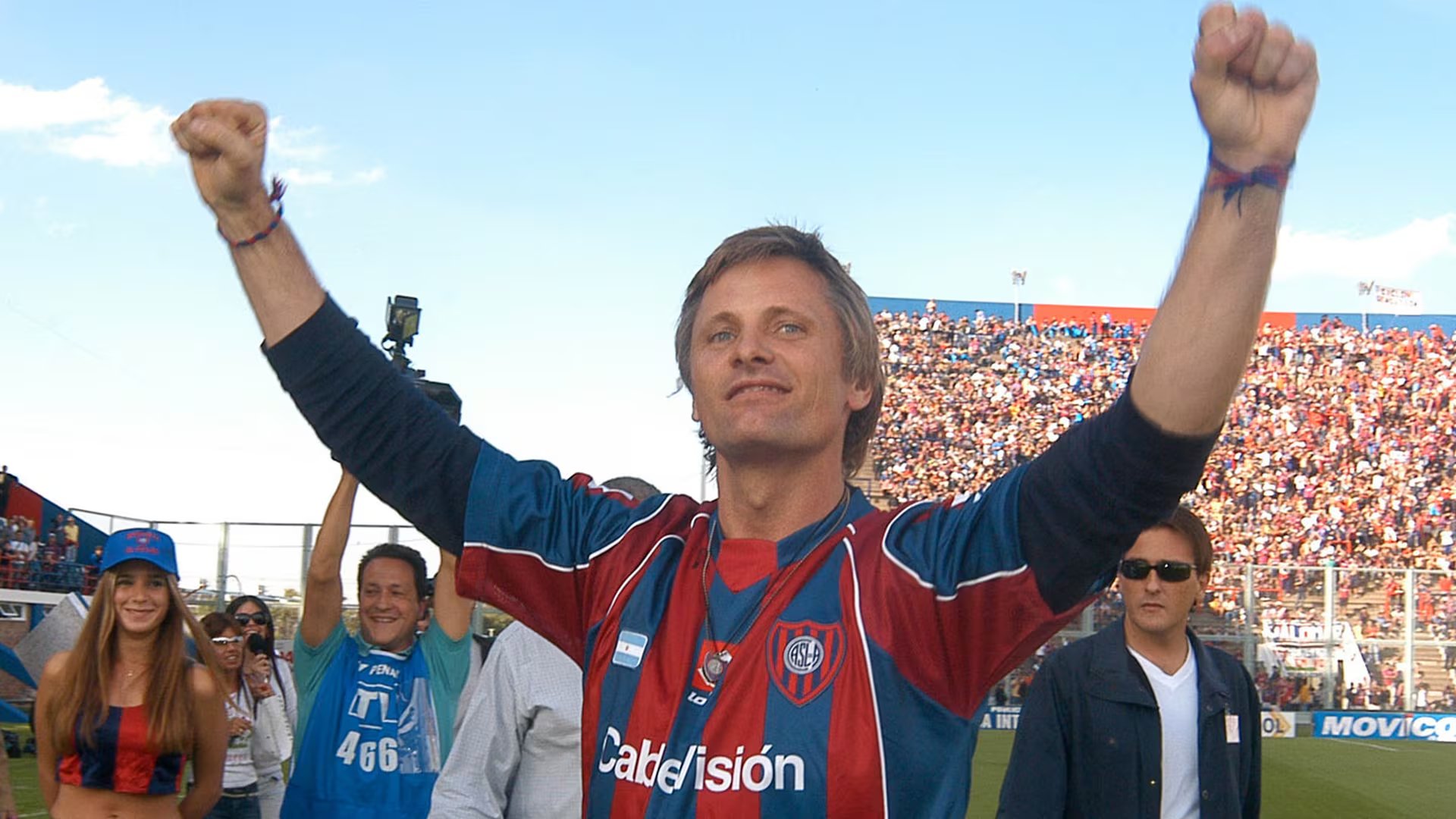 El amor de Viggo Mortensen por el fútbol surgió en Argentina, donde se convirtió en hincha del club San Lorenzo en los años 60 (NA)