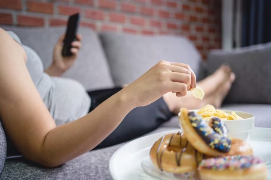 Picos y descensos bruscos de glucosa en sangre tras ingerir carbohidratos refinados provocan hambre, fatiga y preferencia por snacks azucarados (Crédito: Freepik)