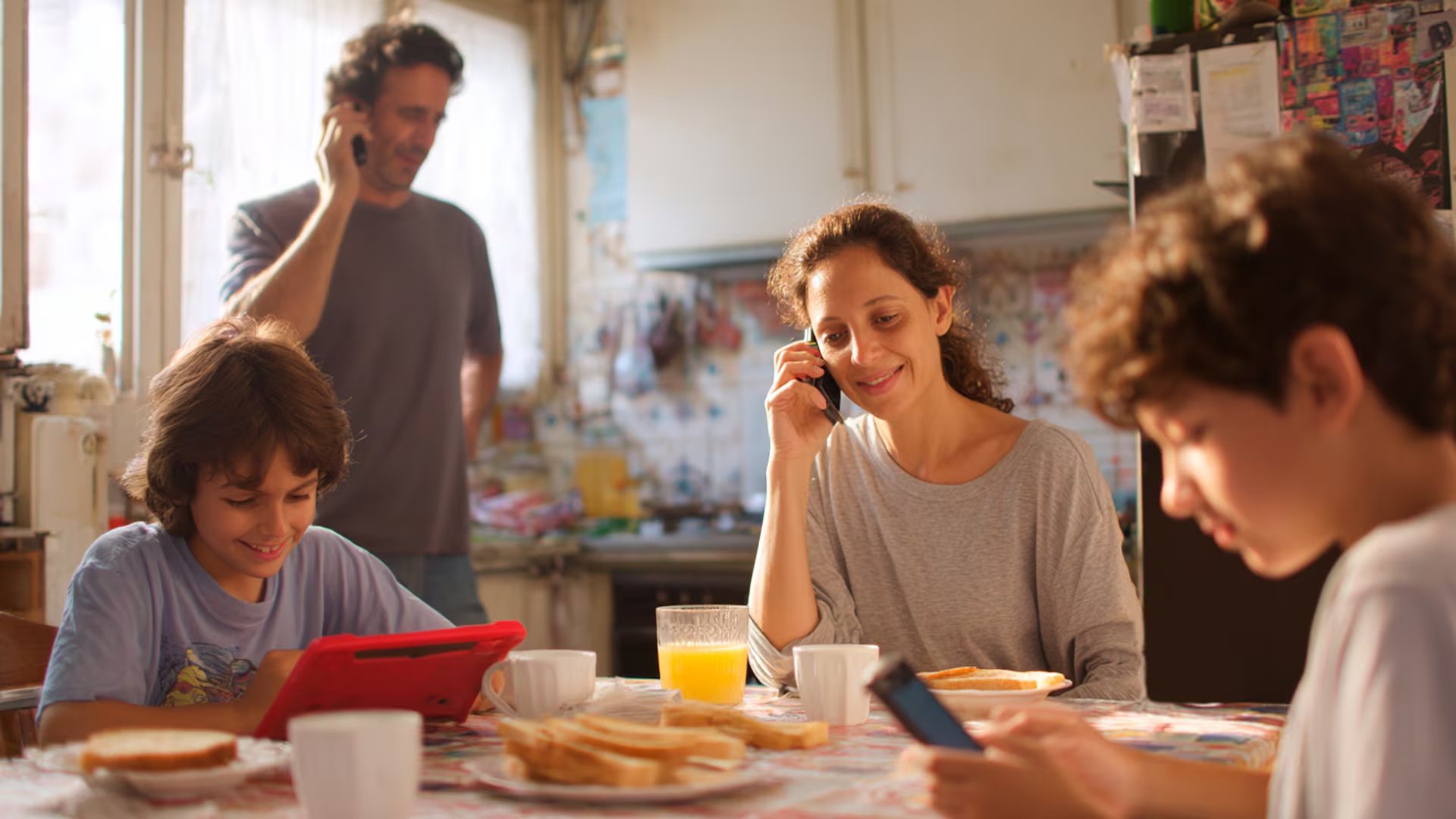 La Academia Estadounidense de Psiquiatría Infantil y Adolescente recomienda establecer límites claros en el uso de pantallas para proteger el bienestar de los menores
(Imagen Ilustrativa Infobae)