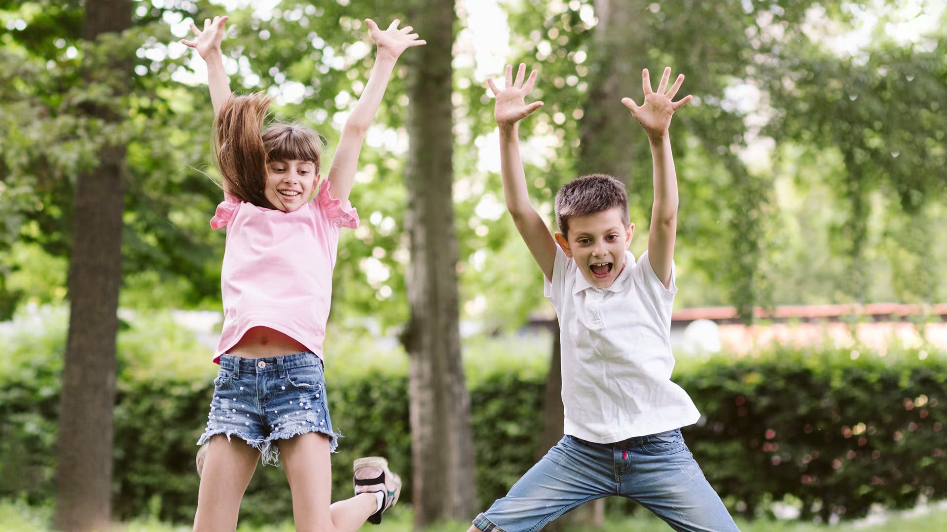 Establecer zonas libres de dispositivos en el hogar y fomentar actividades familiares ayuda a equilibrar el uso de pantallas
(Freepik)