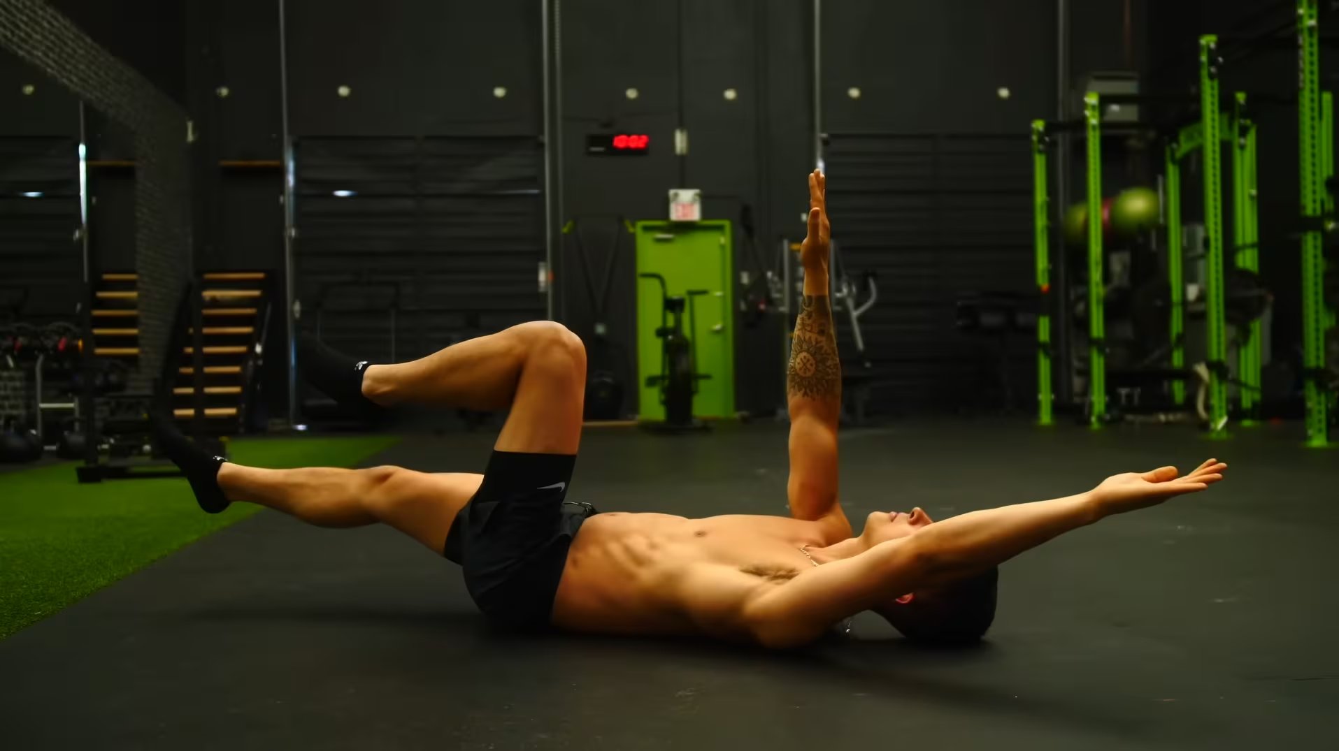 El ejercicio dead bug fortalece la musculatura profunda del abdomen y contribuye a estabilizar la columna sin generar sobrecarga lumbar (Captura de video: YouTube)