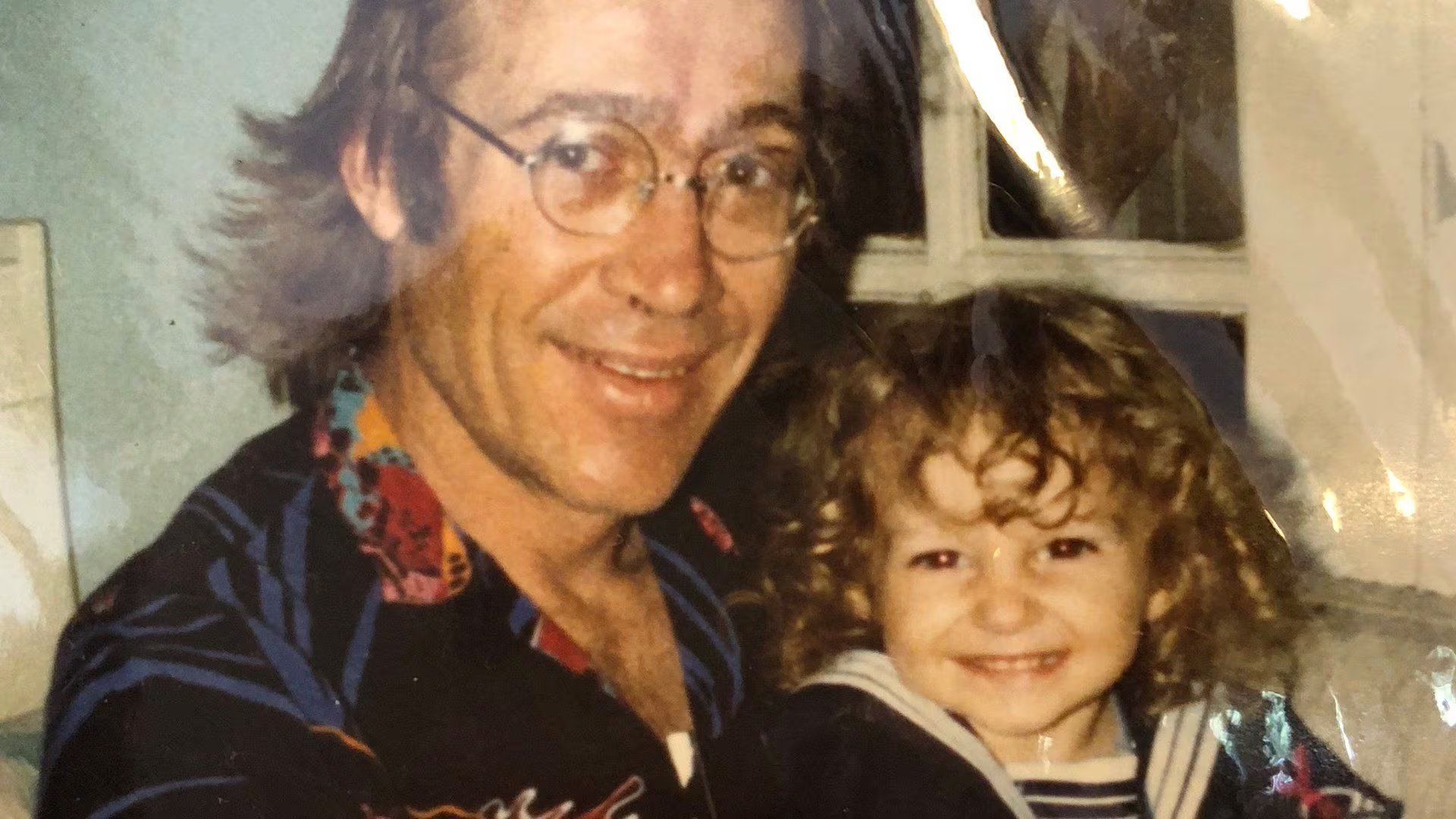 La infancia del actor en Echo Park estuvo marcada por dificultades económicas, conflictos familiares y una educación artística poco convencional (Amazon MGM Studios)