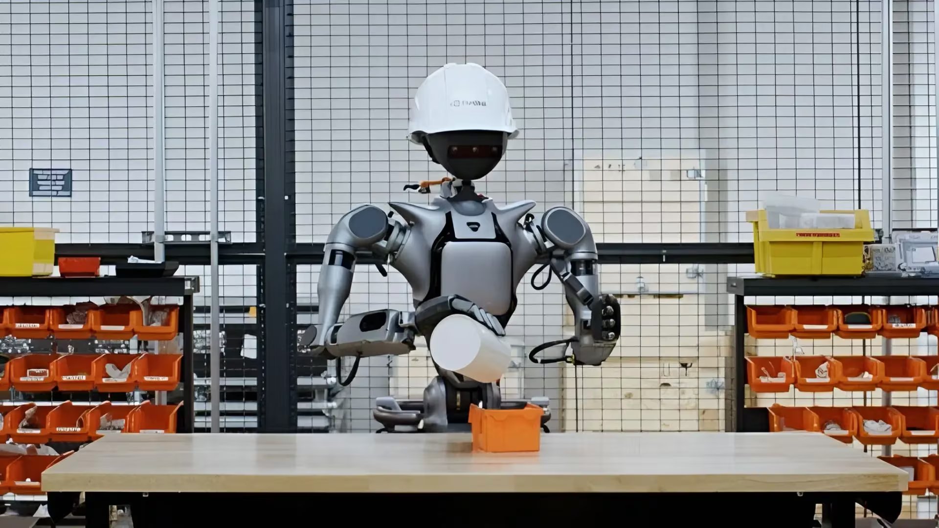 Un robot humanoide equipado con un casco de seguridad blanco realiza una tarea de manipulación precisa, destacando las capacidades de la tecnología Cosmos Policy de Nvidia en un entorno de laboratorio (Nvidia)