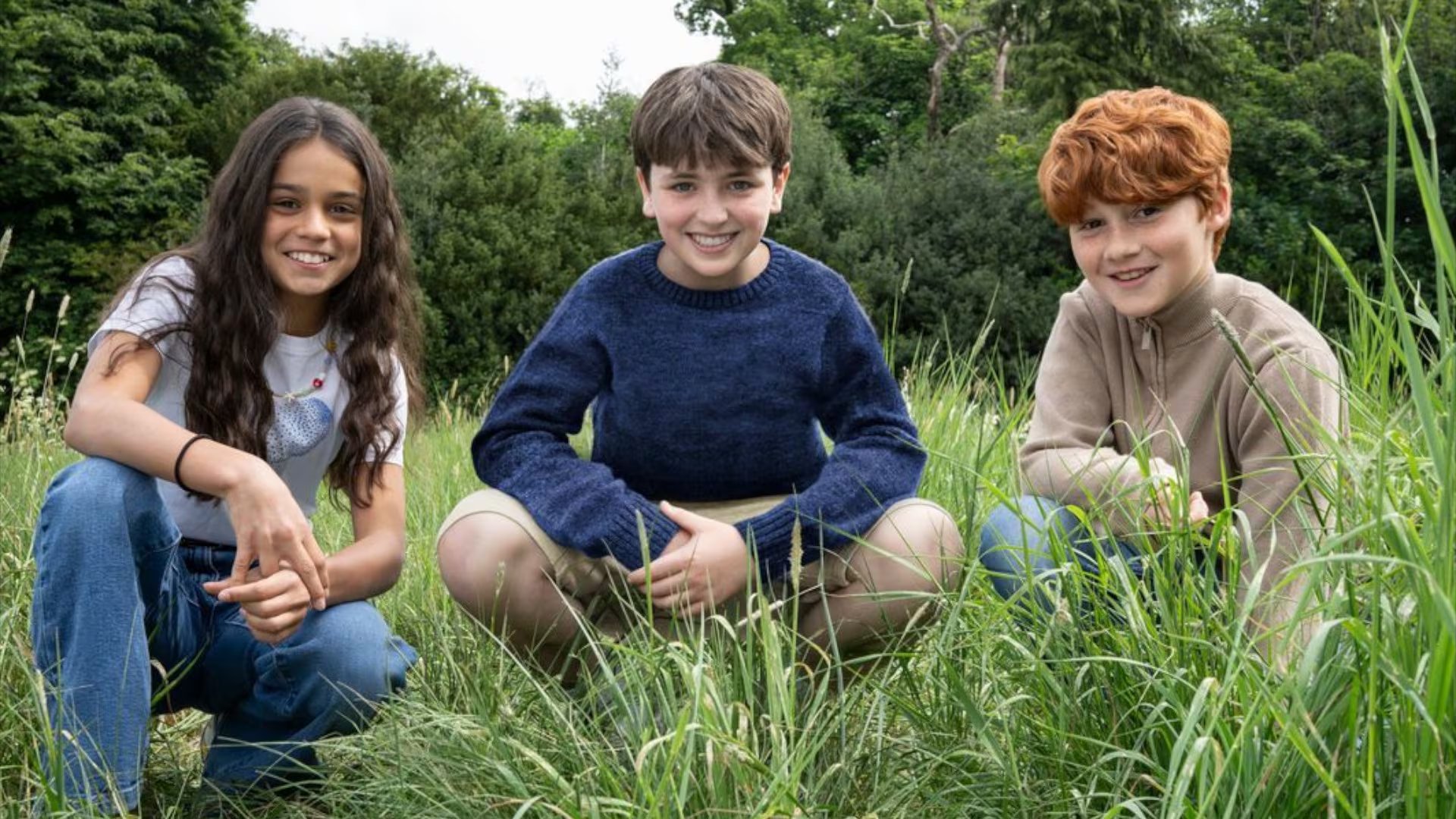 Dominic McLaughlin (centro), Arabella Stanton (izquierda) y Alastair Stout (derecha) serán los nuevos protagonistas de la serie de Harry Potter. (HBO Max)