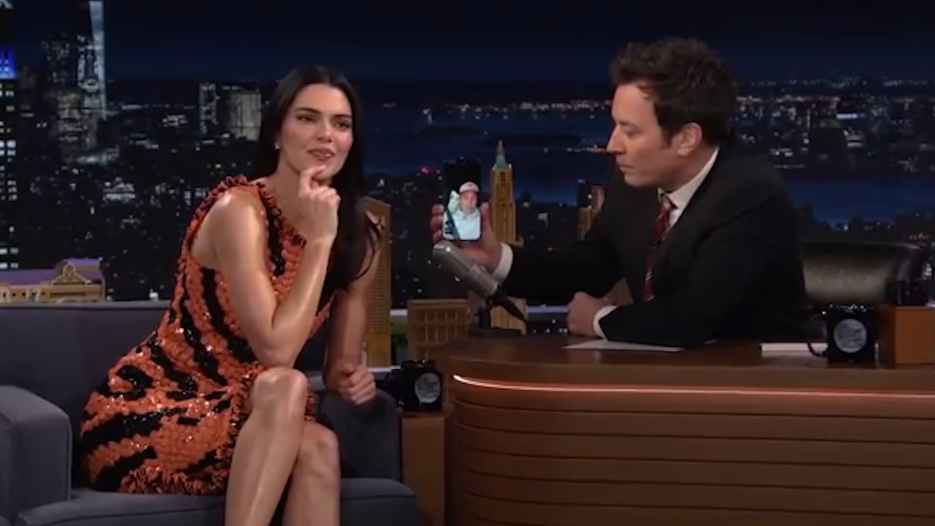 El vestido de Chanel con estampado geométrico en tonos naranja y negro fue la elección de Kendall Jenner para su aparición en el programa de Jimmy Fallon