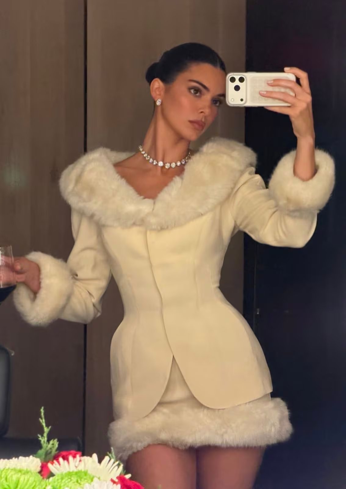 El conjunto marfil de dos piezas con detalles de piel sintética blanca resaltó la sofisticación y el estilo estructurado de Kendall Jenner en eventos exclusivos (@kendalljenner)
