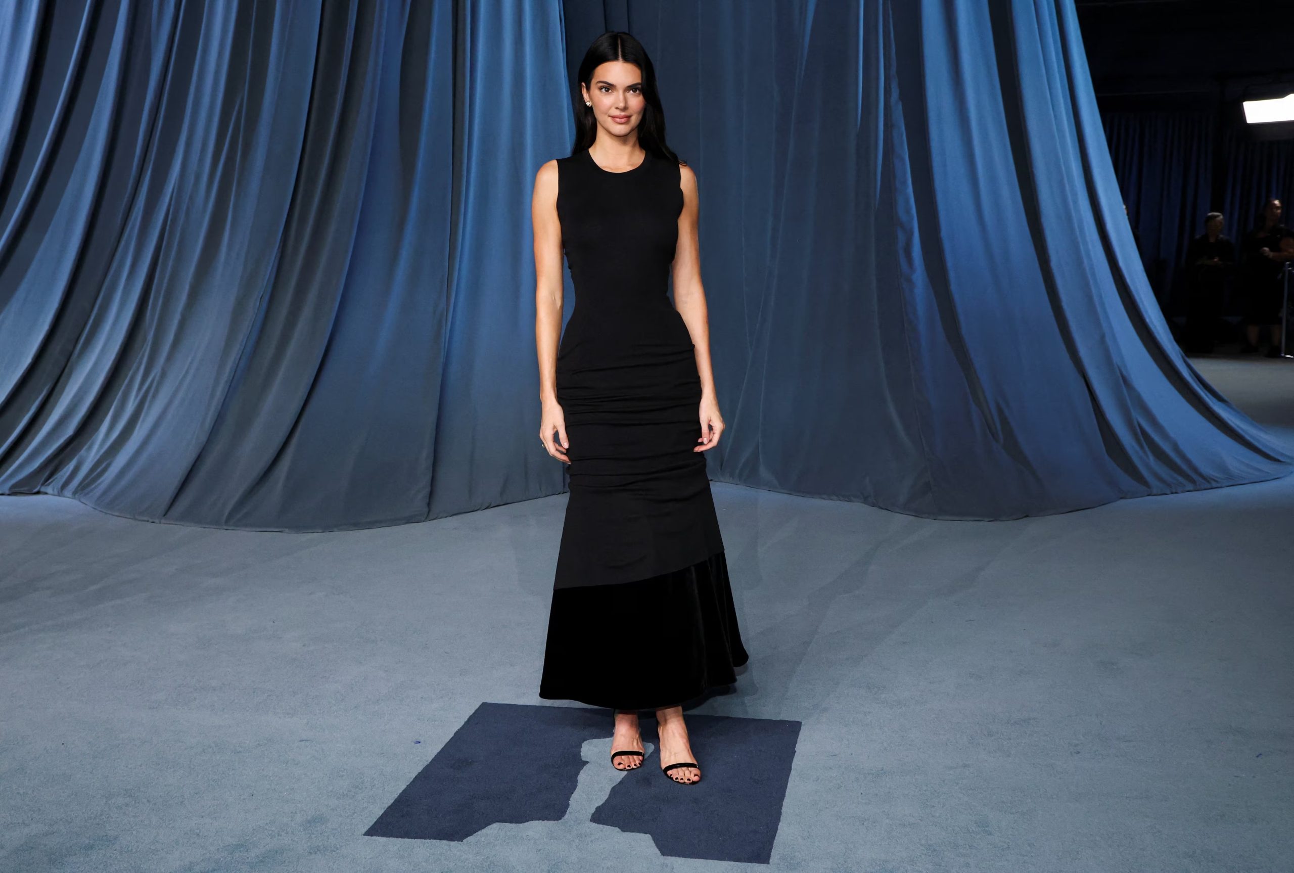 El vestido largo negro, ceñido al cuerpo y con acabado aterciopelado en la parte inferior, mostró la elegancia minimalista de Kendall Jenner en la Academy Museum Gala 2025 (REUTERS/Mario Anzuoni)